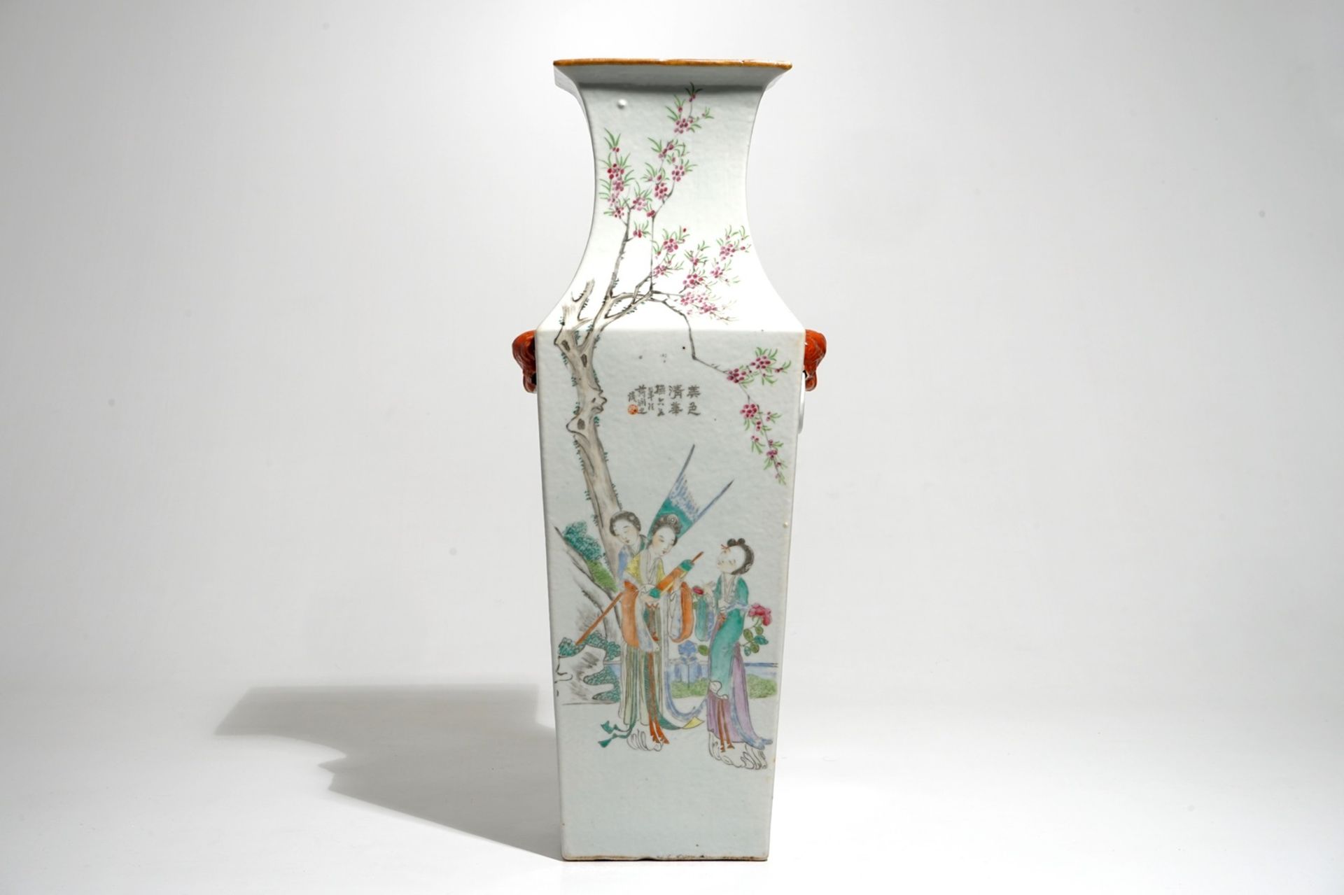 A tall square Chinese famille rose vase, 19/20th C. - Image 3 of 7