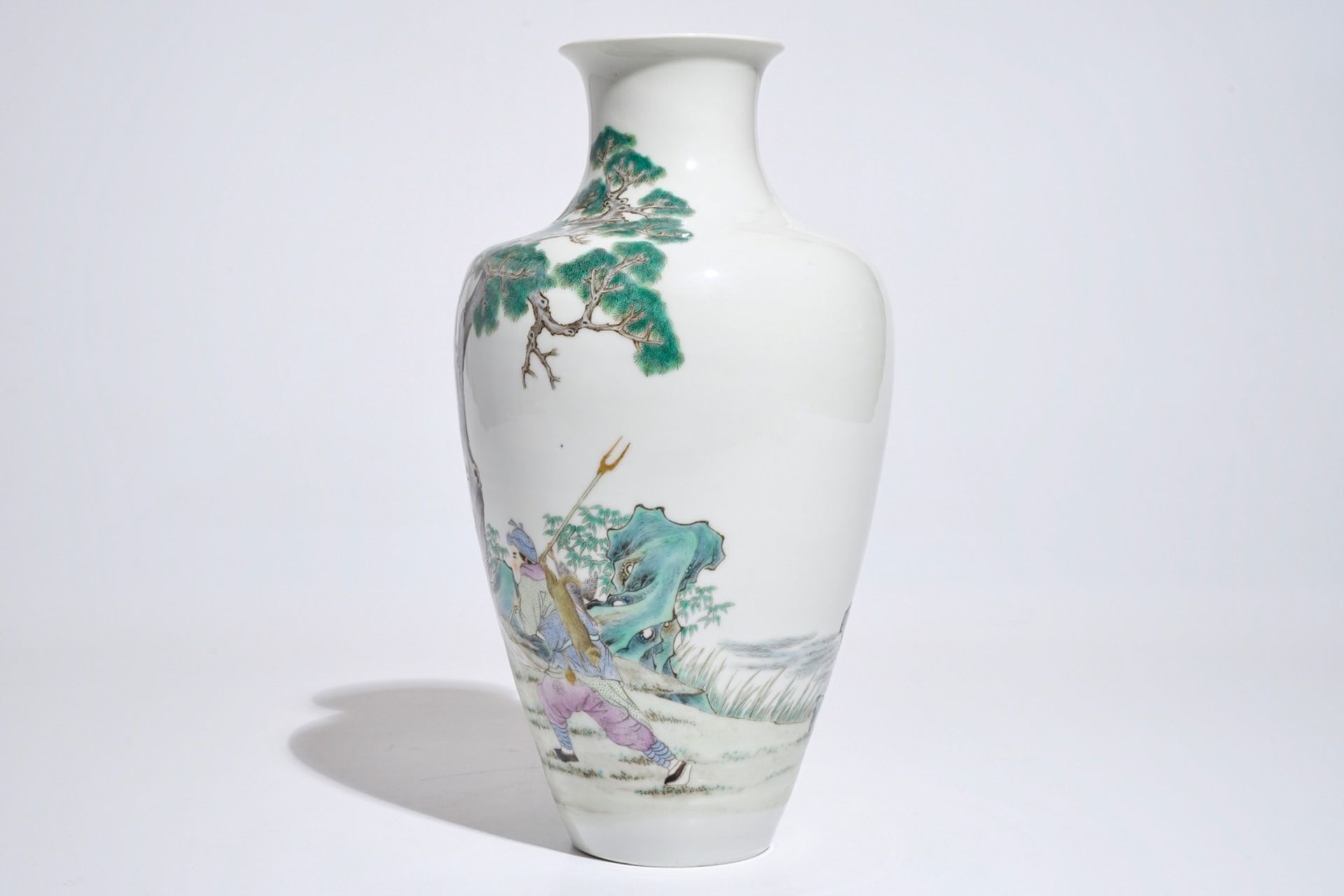 A Chinese famille rose warriors vase, Ju Ren Tang mark, Republic, 20th C. - Image 5 of 7