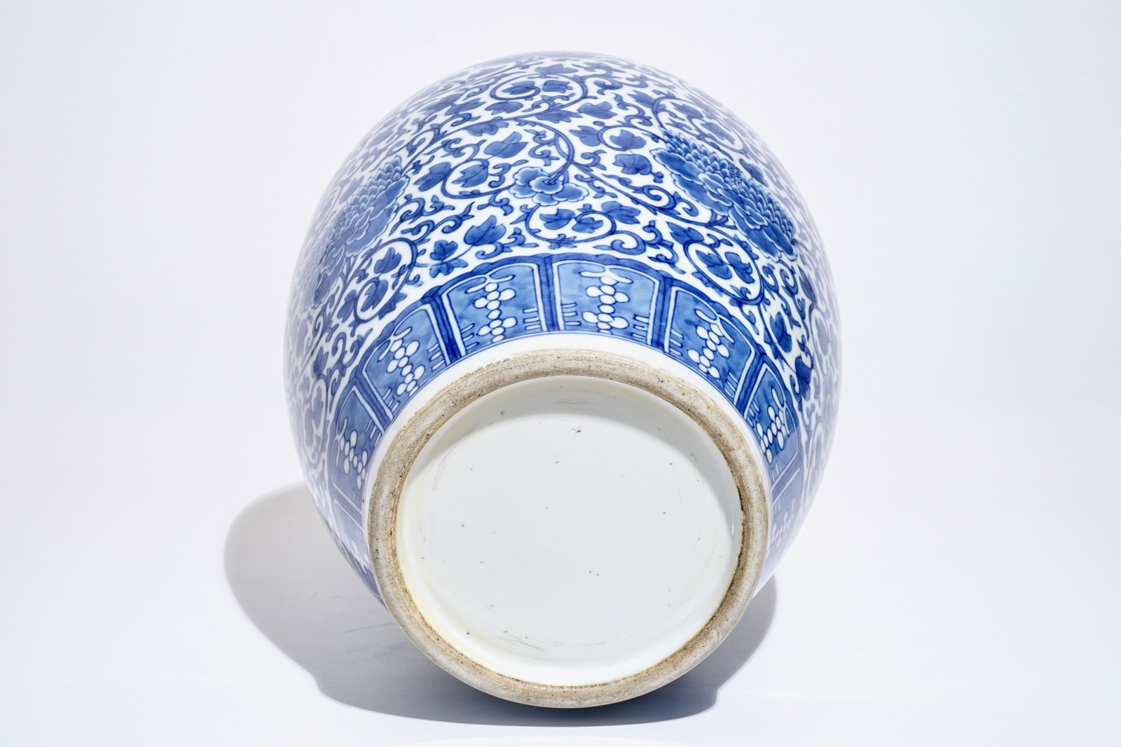 A Chinese blue and white peony scroll vase, 19th C. - Image 6 of 6