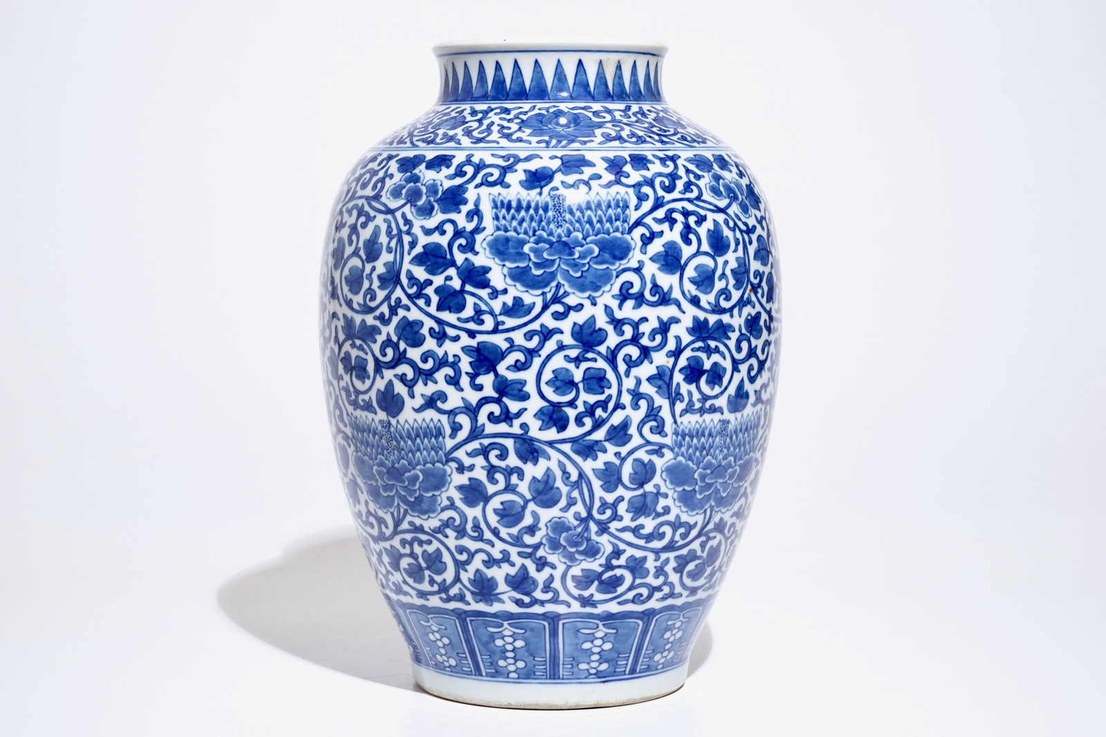 A Chinese blue and white peony scroll vase, 19th C. - Image 2 of 6