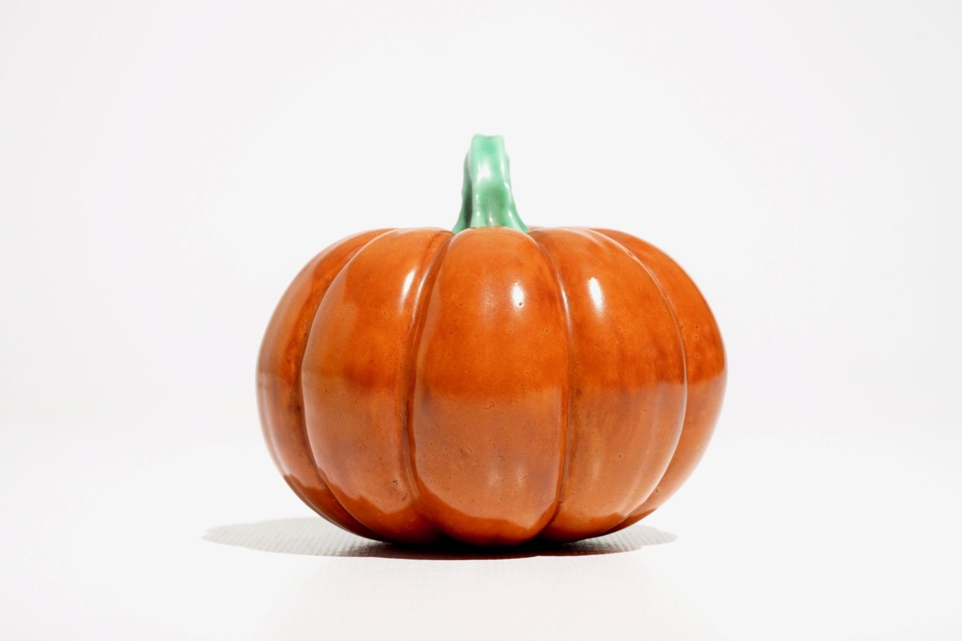 A Chinese coral-glazed model of a pumpkin, 19/20th C. - Image 5 of 7