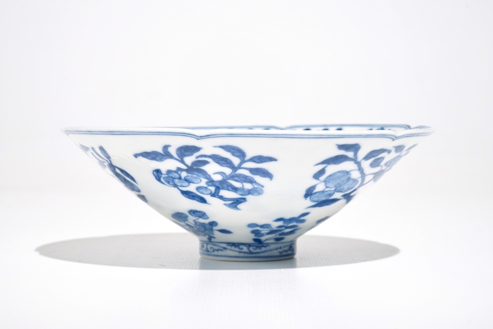 A Chinese blue and white bowl with flowers and fruits, 19th C. - Image 3 of 6