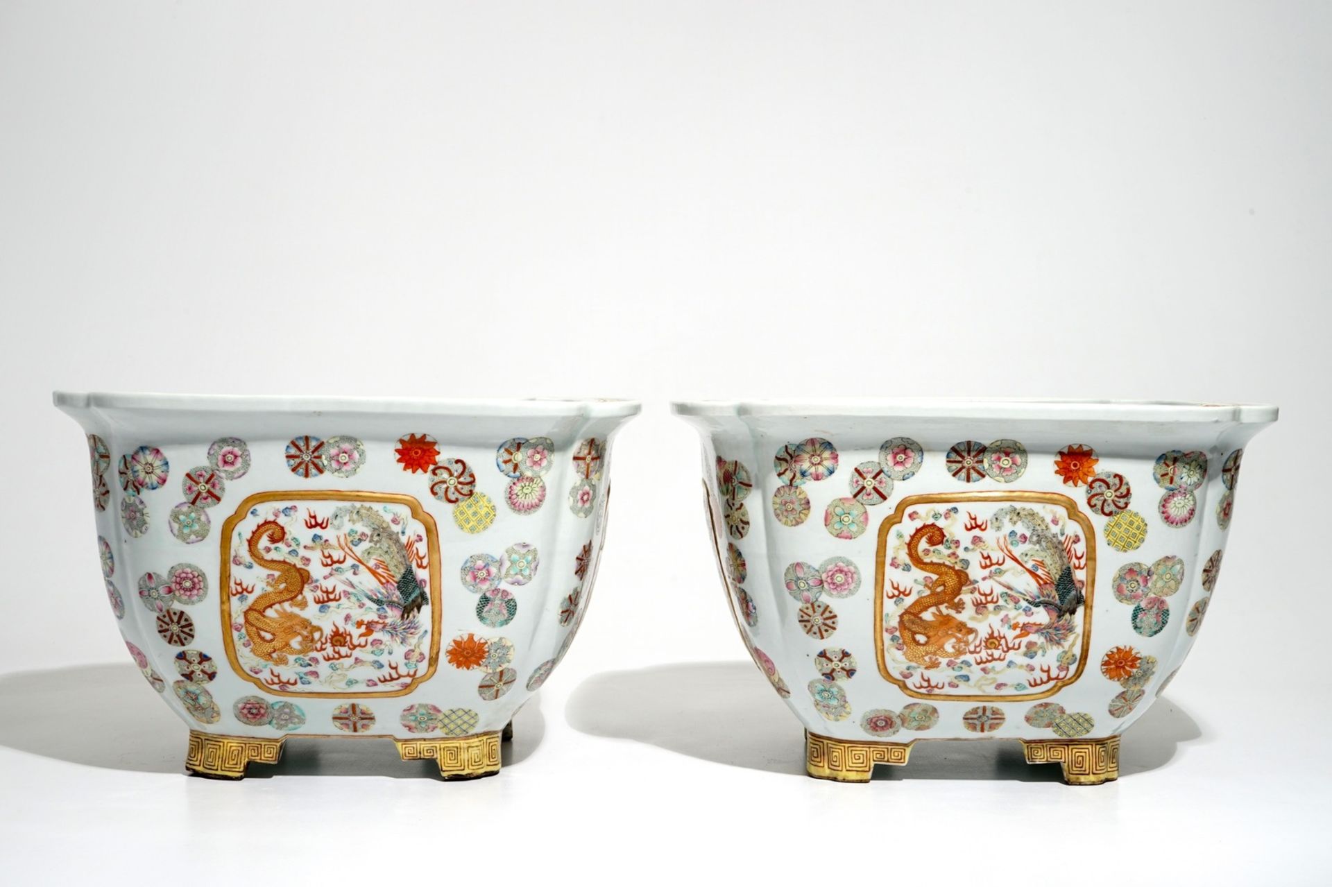 A pair of large Chinese famille rose jardinieres, 20th C. - Image 3 of 6