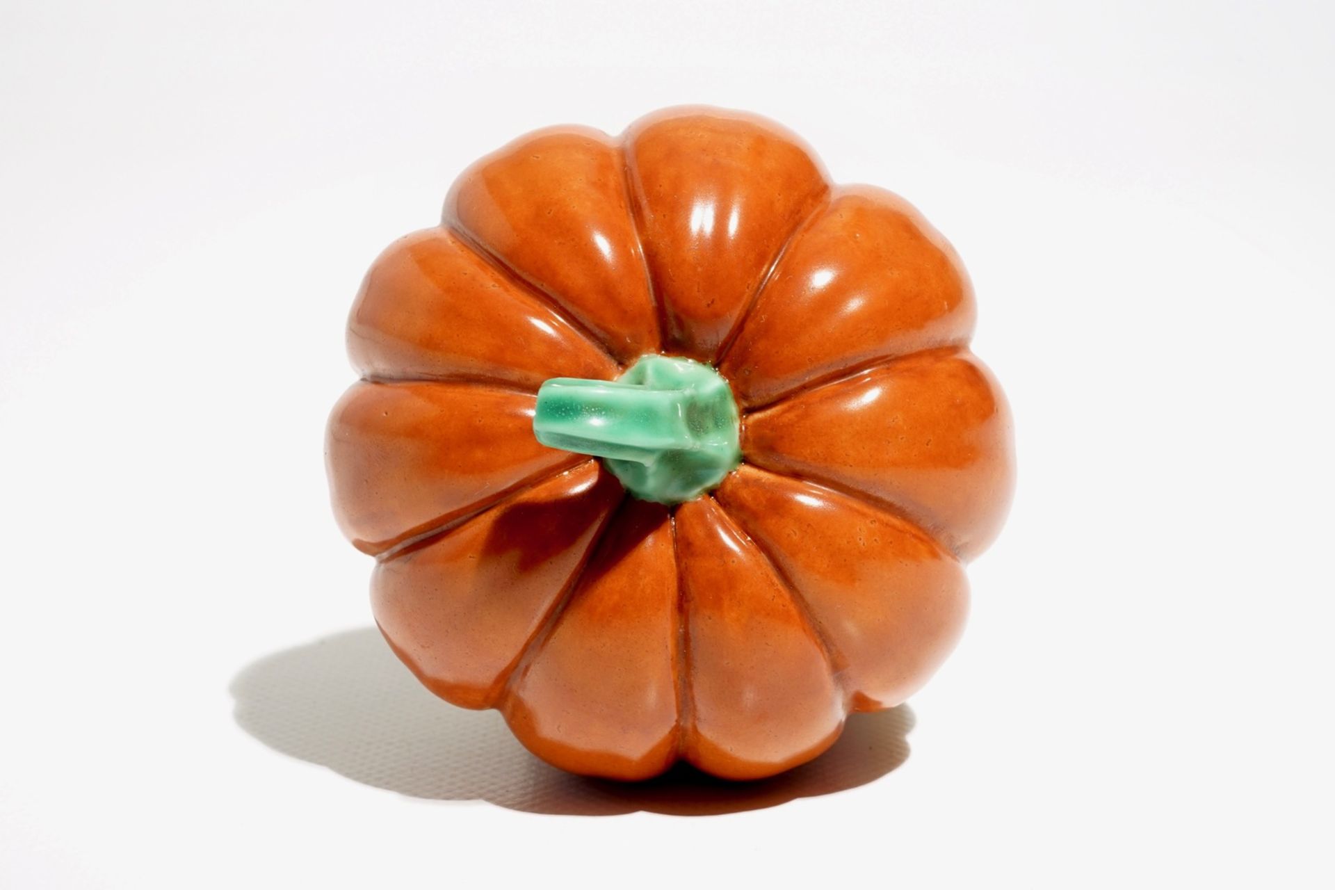 A Chinese coral-glazed model of a pumpkin, 19/20th C. - Image 6 of 7