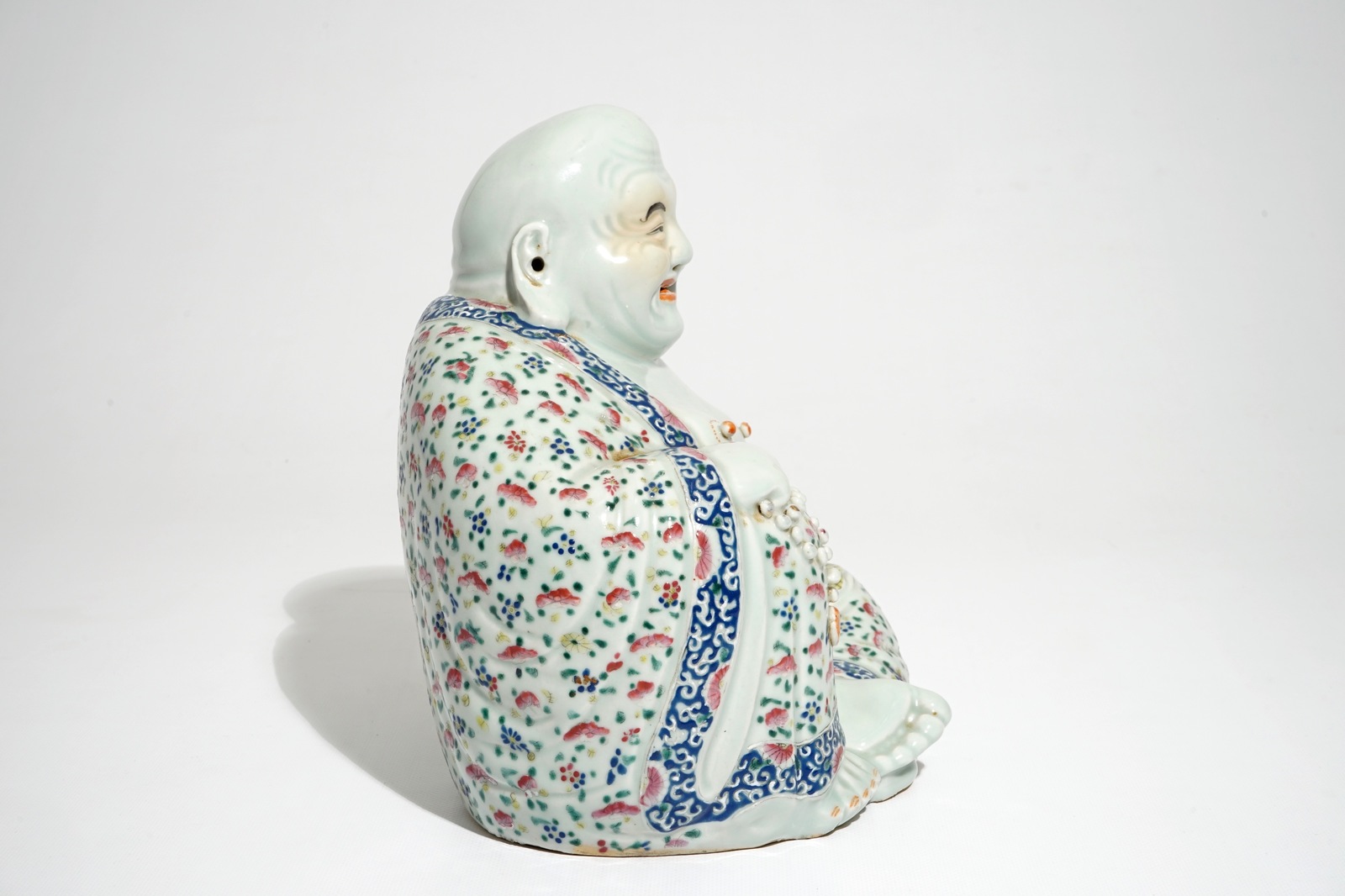 A Chinese famille rose model of Buddha, 19/20th C. - Image 5 of 7