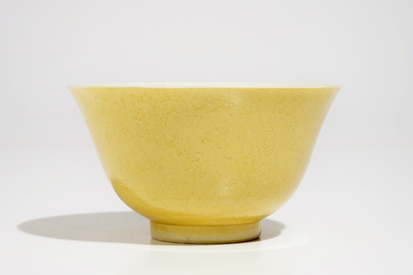 A Chinese yellow-glazed incised dragon bowl, Guangxu mark, 19/20th C. - Image 2 of 6