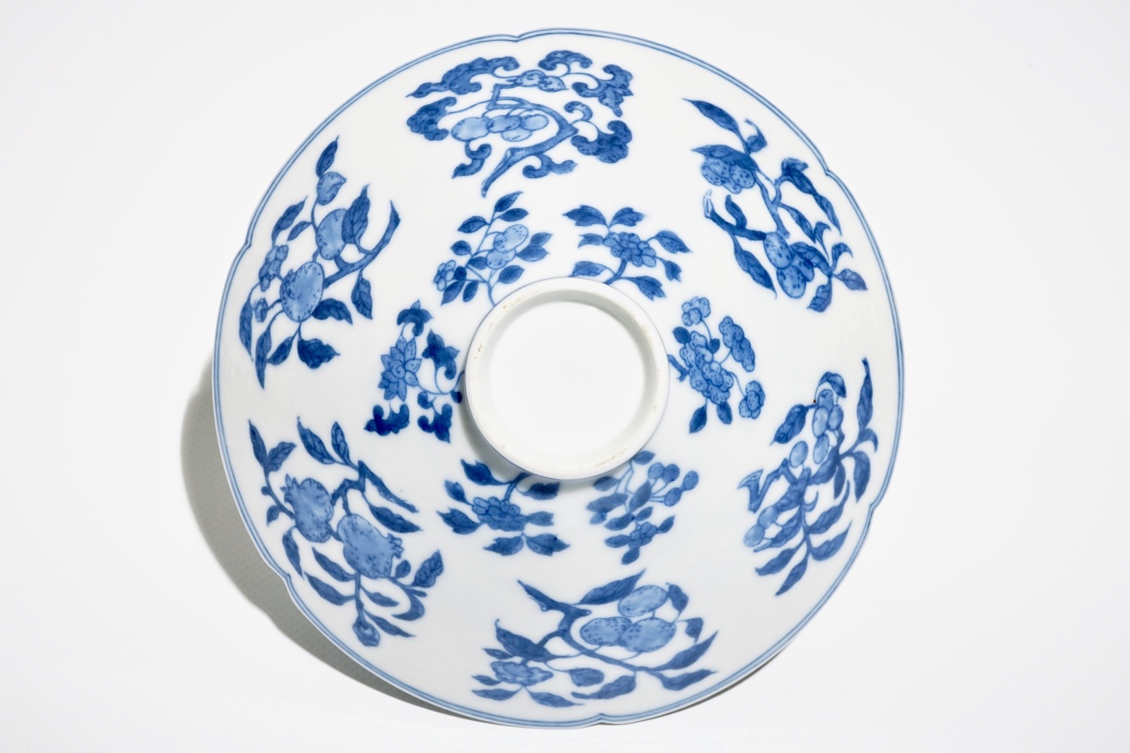 A Chinese blue and white bowl with flowers and fruits, 19th C. - Image 6 of 6