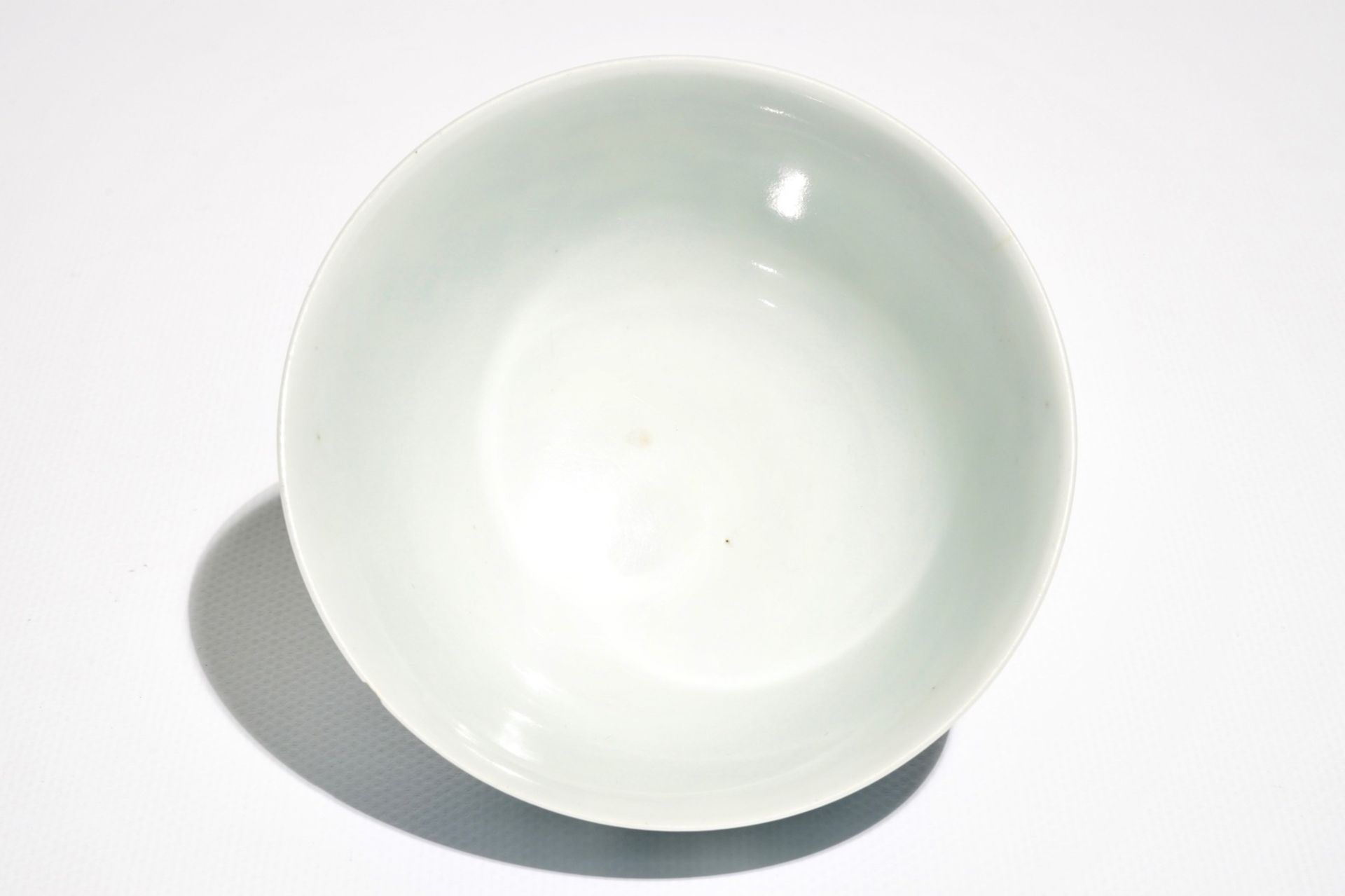 A Chinese blue and white dragon bowl, Daoguang mark, 19/20th C. - Image 5 of 6