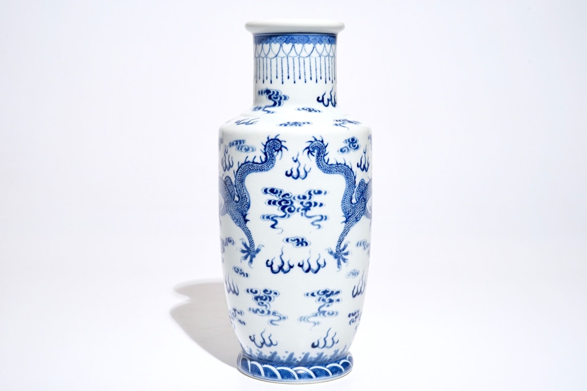 A Chinese blue and white rouleau vase with dragons, 19/20th C. - Image 3 of 6
