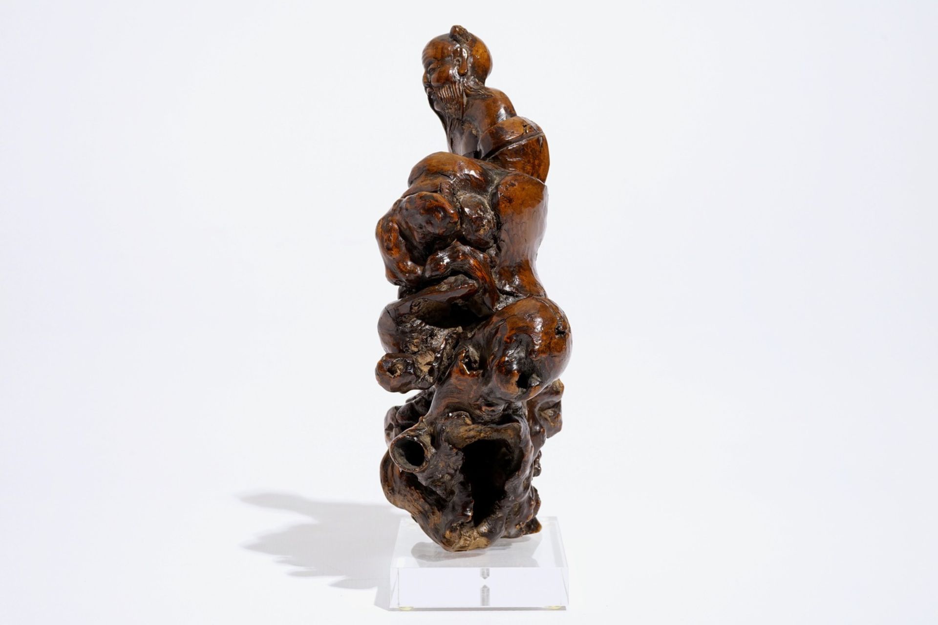 A Chinese carved root wood immortal group, 17/18th C. - Image 2 of 6