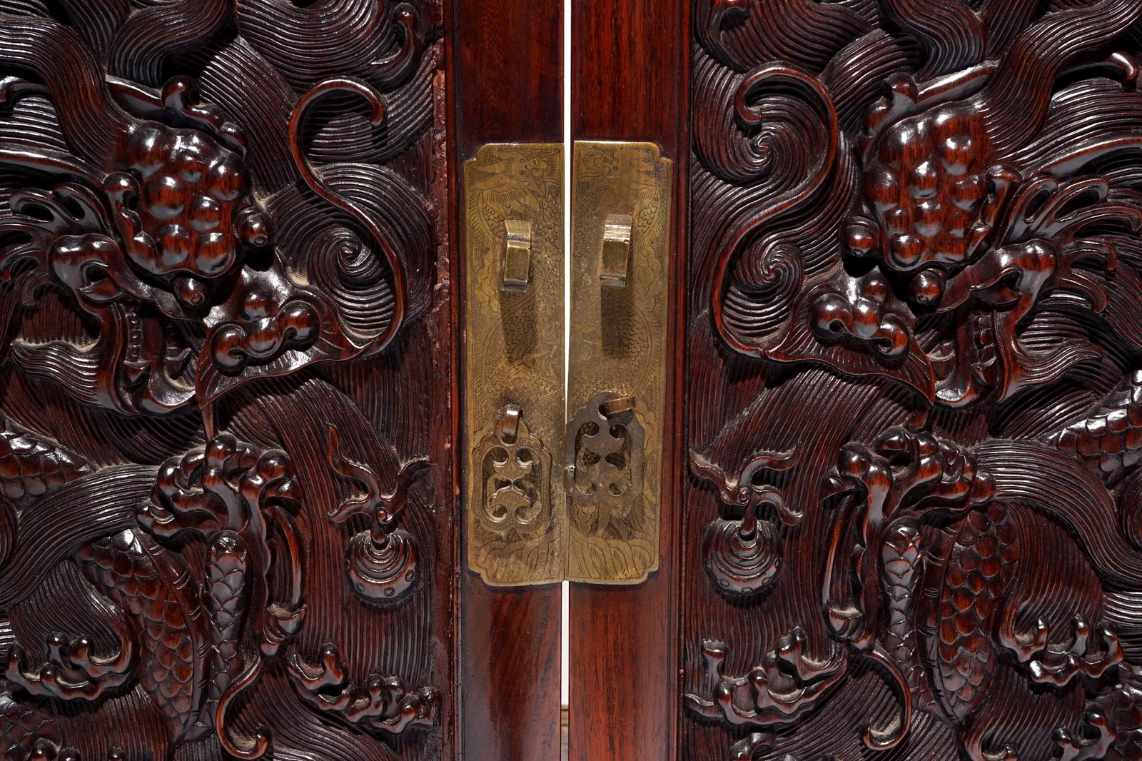 A Chinese two doors cabinet in hongmu and huanghuali with zitan dragon panels, 18/19th C. - Image 7 of 10