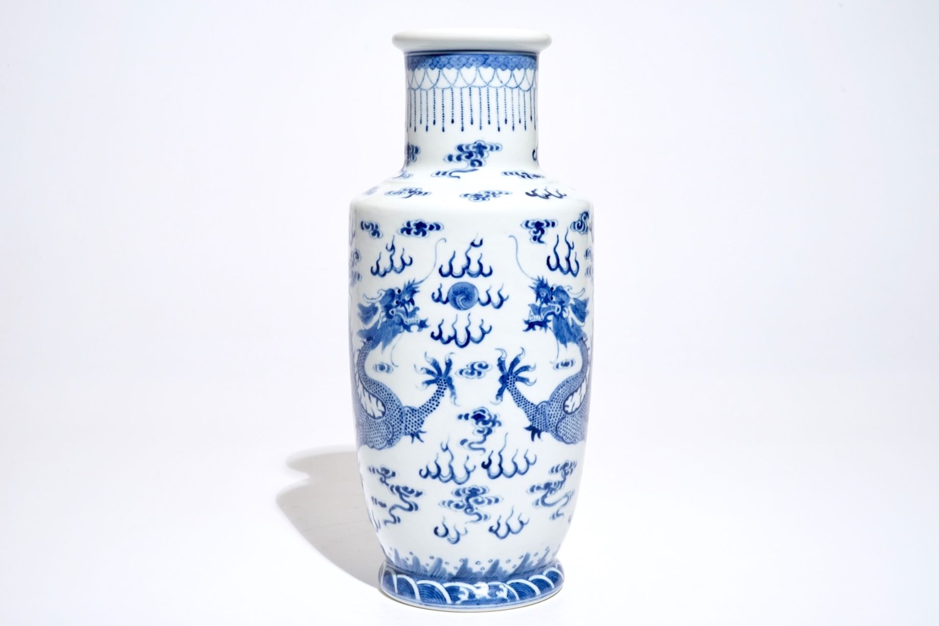 A Chinese blue and white rouleau vase with dragons, 19/20th C.