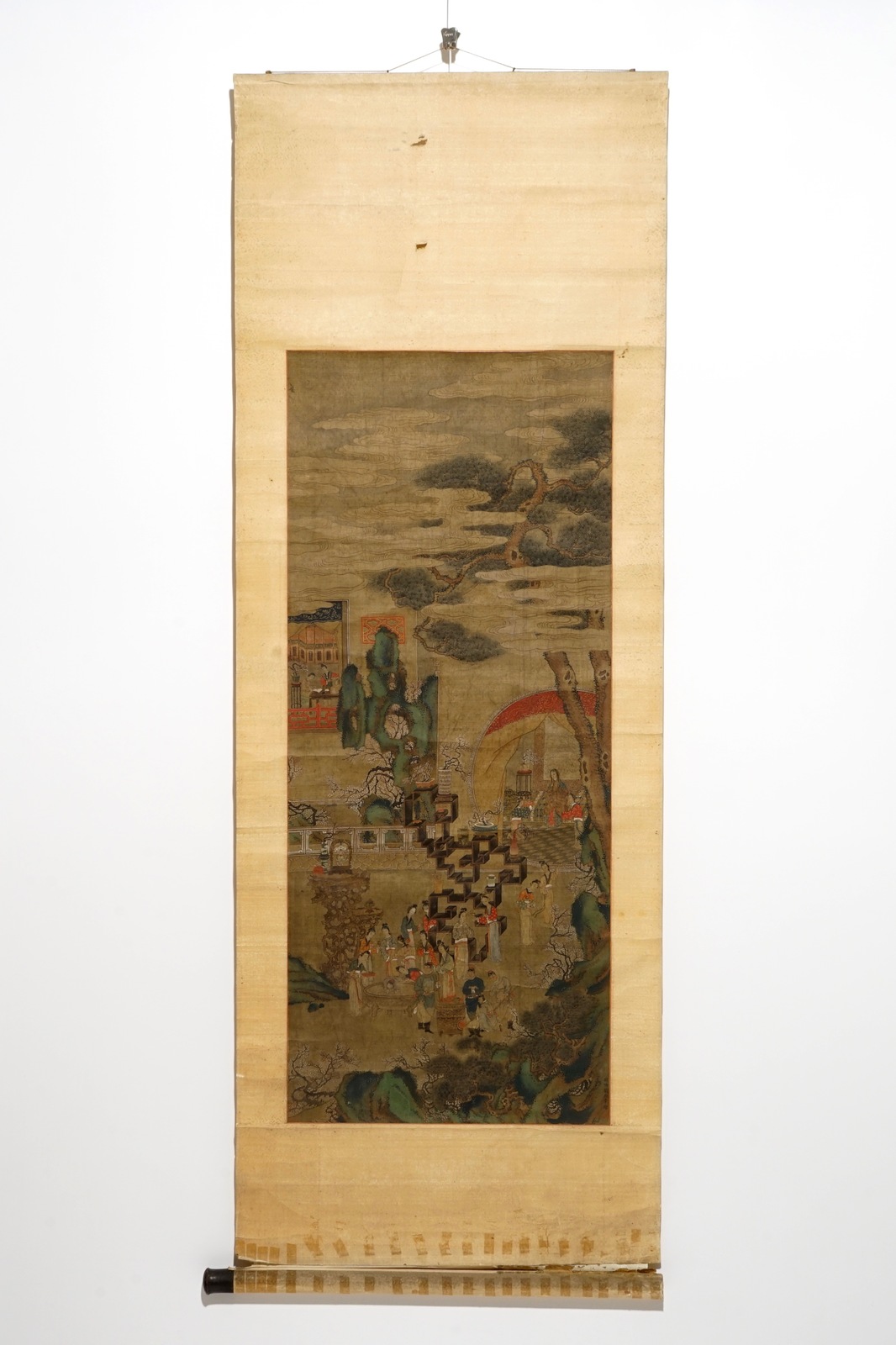 A Chinese silk scroll painting of a garden scene, signed, 18/19th C. - Image 2 of 6