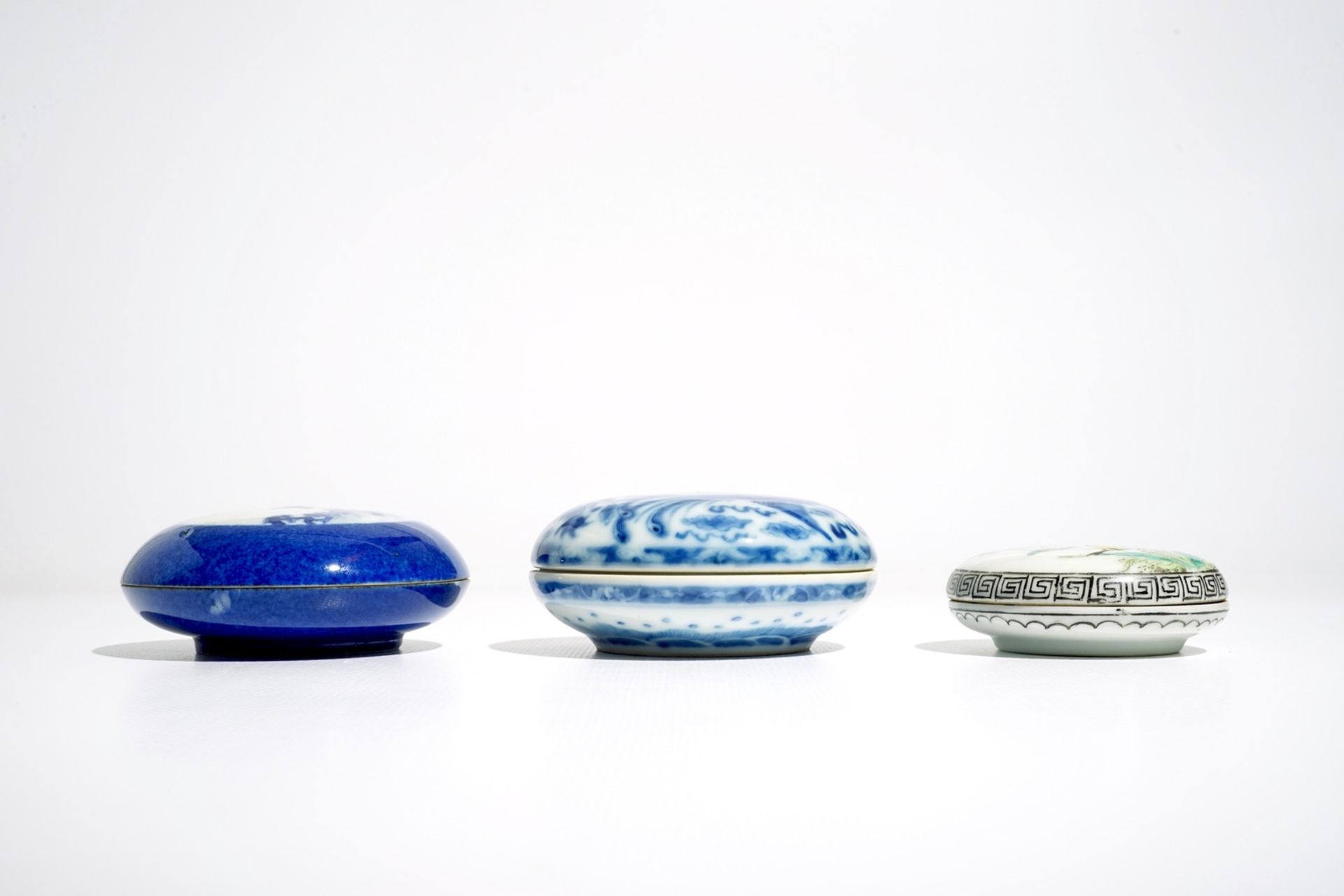 Three Chinese blue and white and famille rose circular boxes and covers, 19/20th C. - Image 3 of 7
