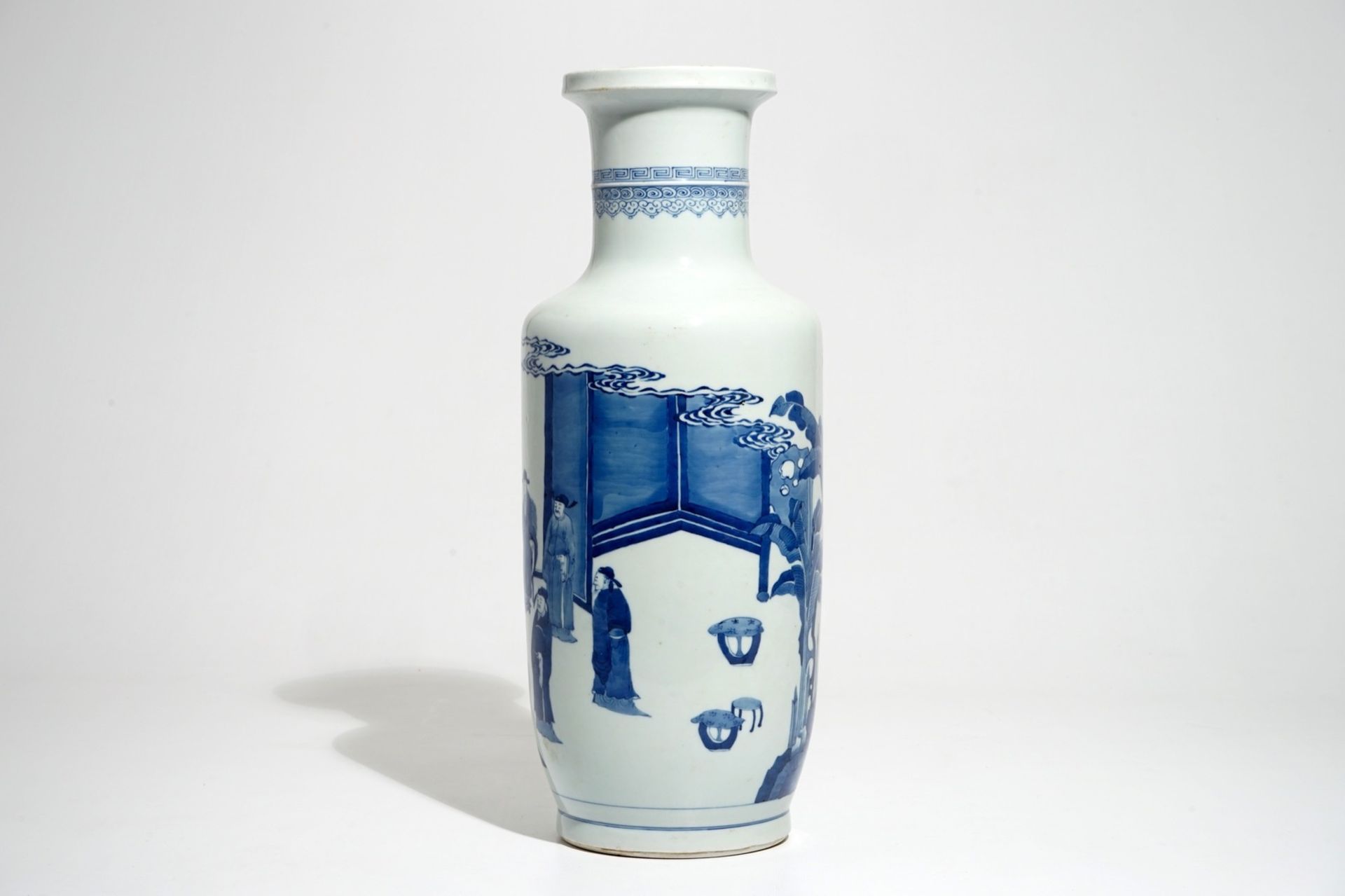 A Chinese blue and white rouleau vase with a court scene, 19/20th C. - Image 2 of 6