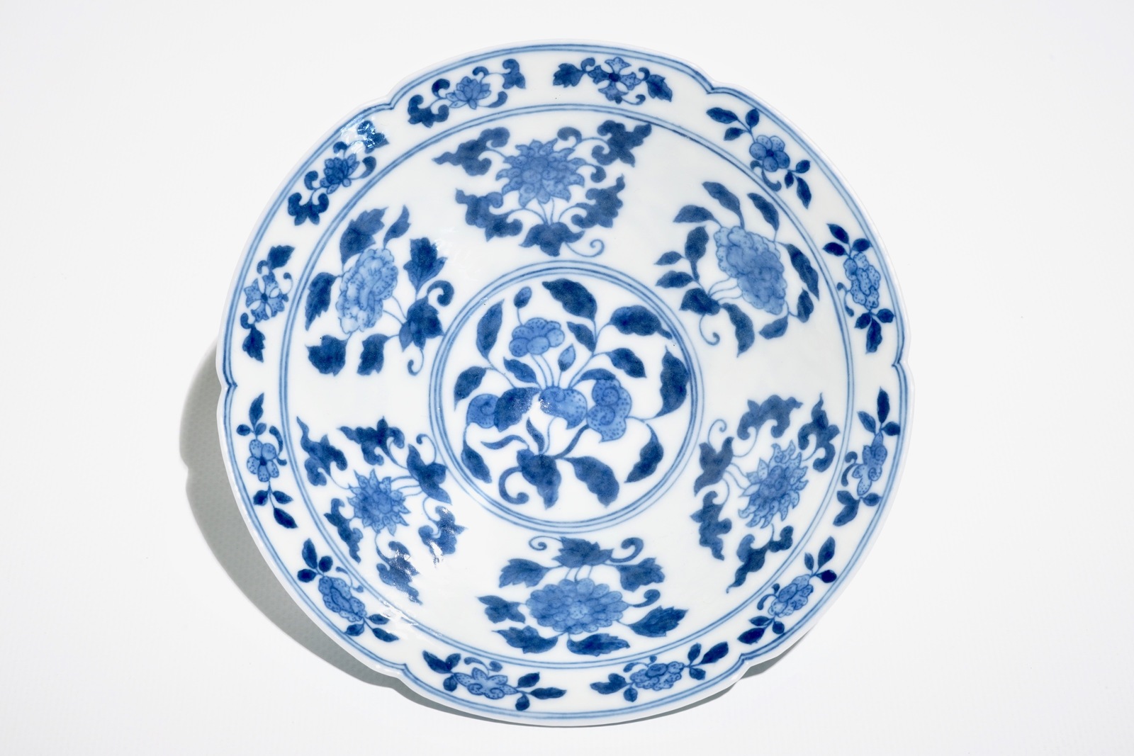 A Chinese blue and white bowl with flowers and fruits, 19th C. - Image 5 of 6