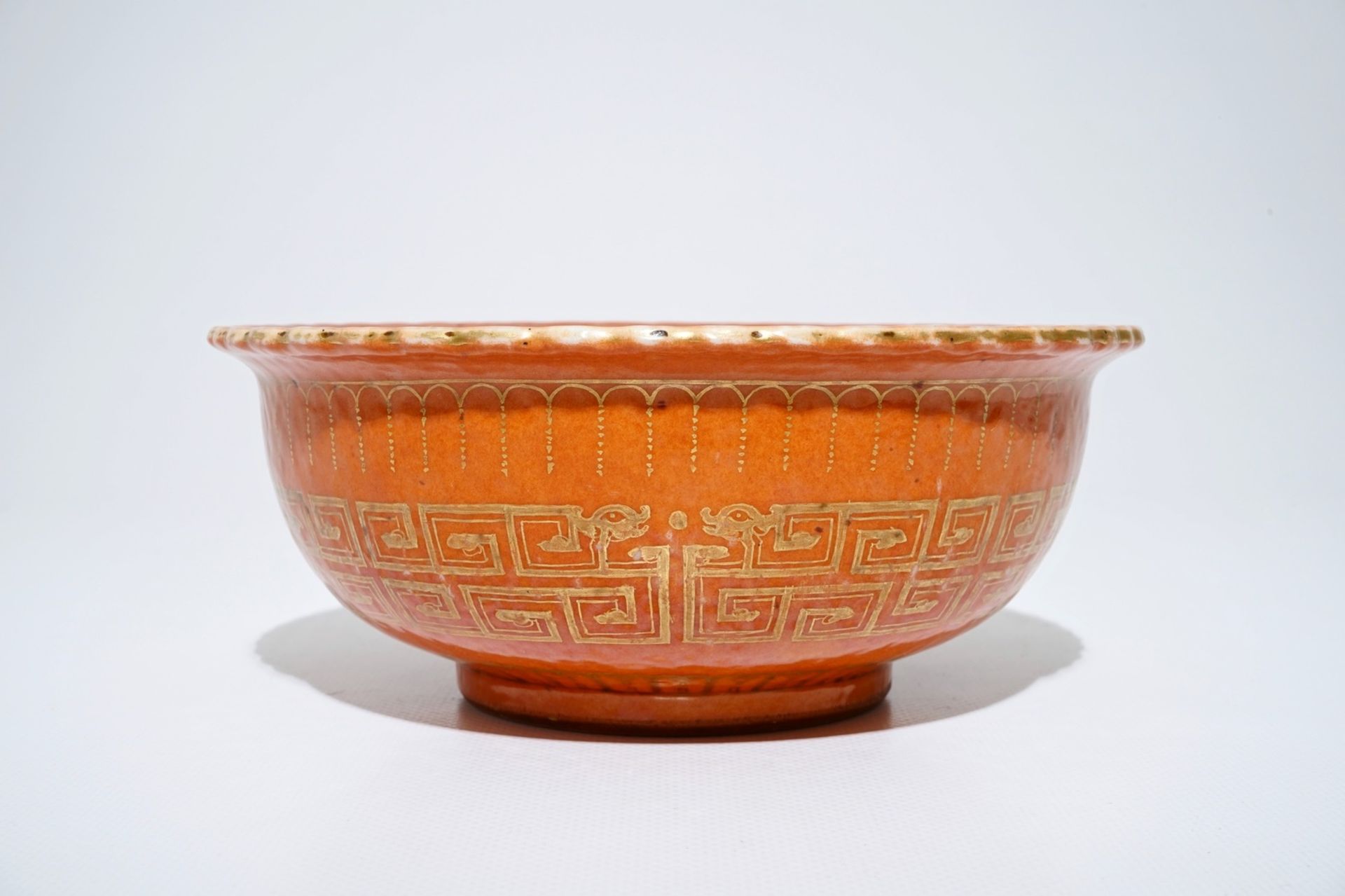 A Chinese coral-glazed and gilt bowl, Daoguang mark, 19th C. - Image 3 of 7