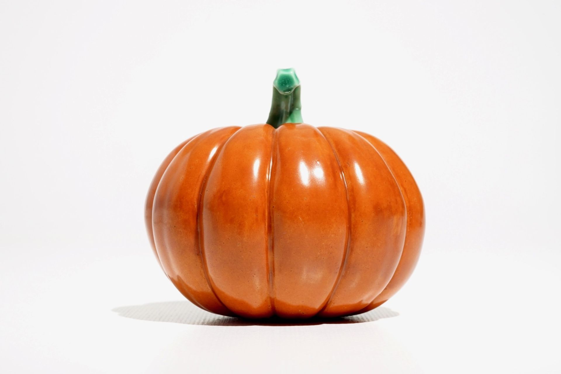 A Chinese coral-glazed model of a pumpkin, 19/20th C. - Image 3 of 7