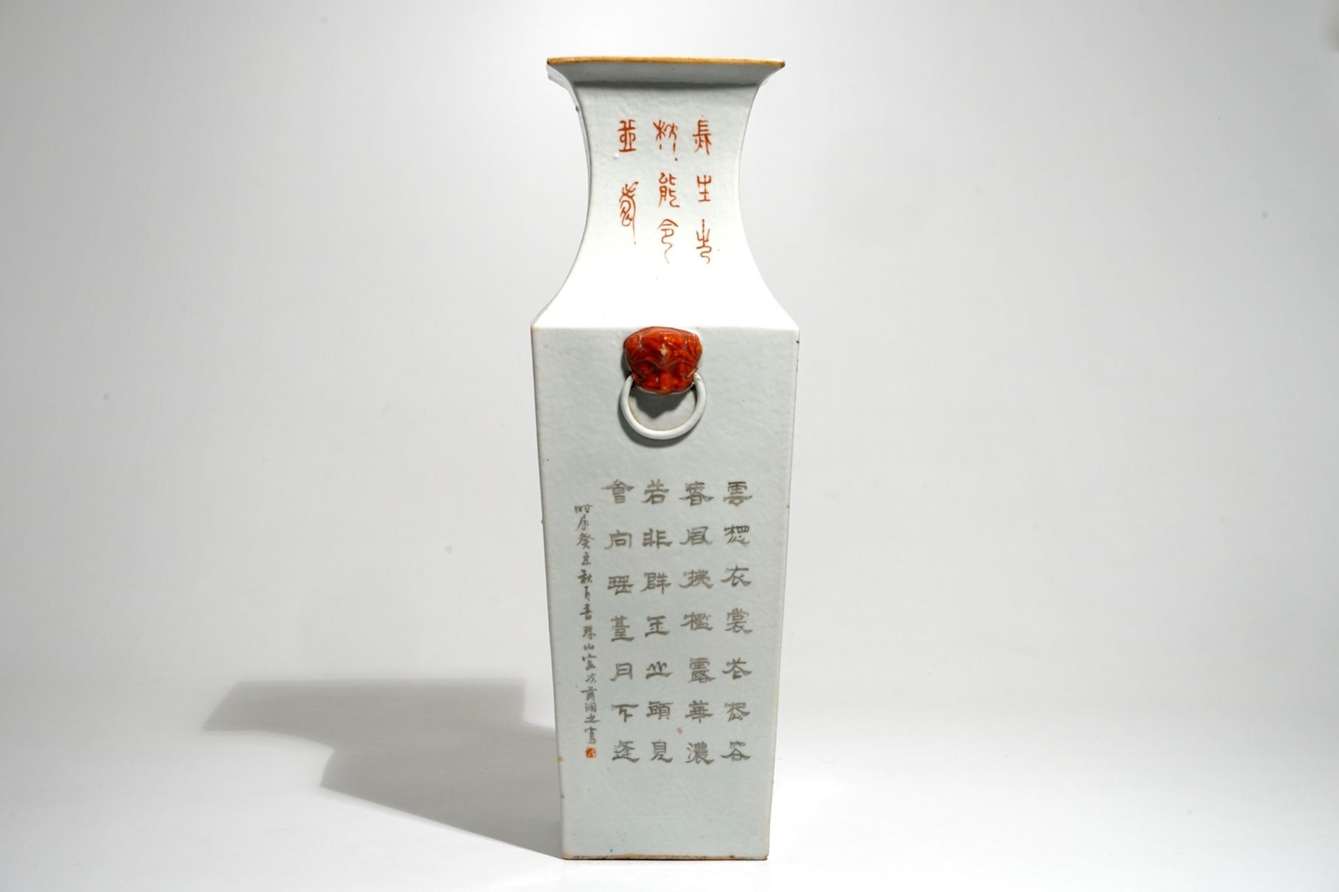 A tall square Chinese famille rose vase, 19/20th C. - Image 2 of 7