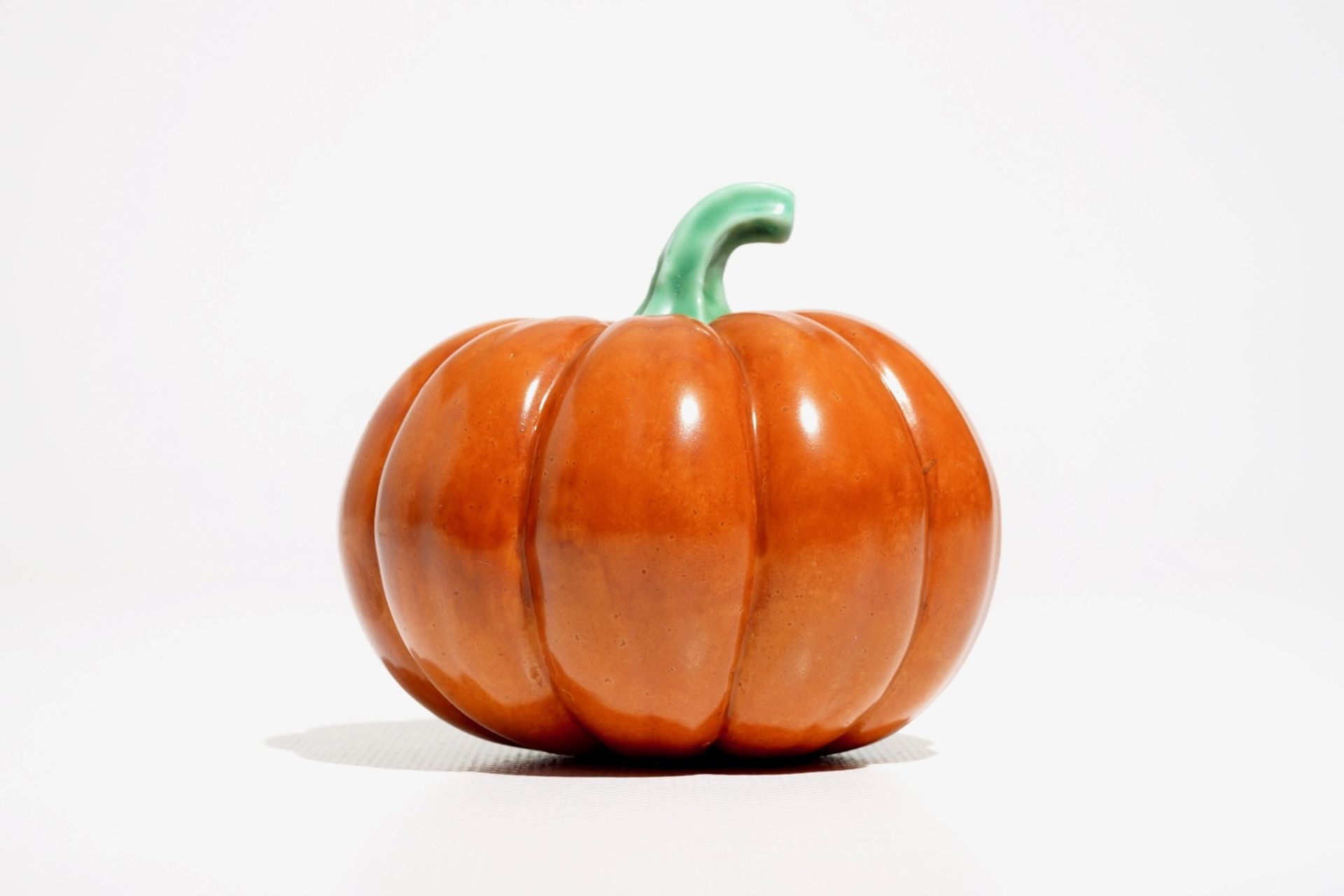 A Chinese coral-glazed model of a pumpkin, 19/20th C. - Image 4 of 7