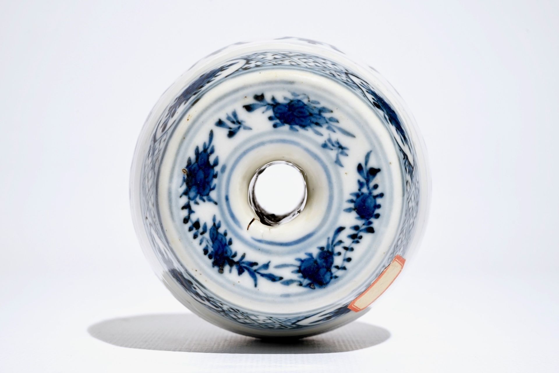 A Chinese blue and white barrel-shaped incense holder with "Shou" design, 19/20th C. - Image 5 of 7