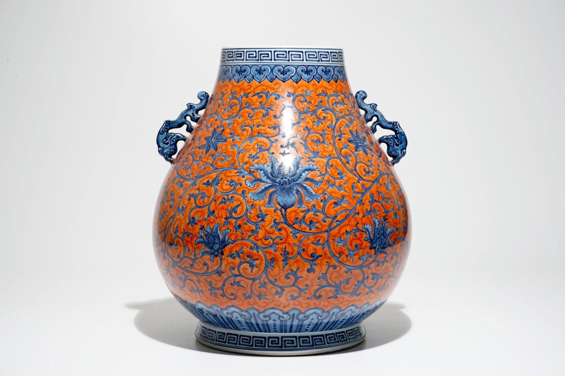 A Chinese coral-ground peony scroll hu vase, Yongzheng mark, 20th C. - Image 4 of 7