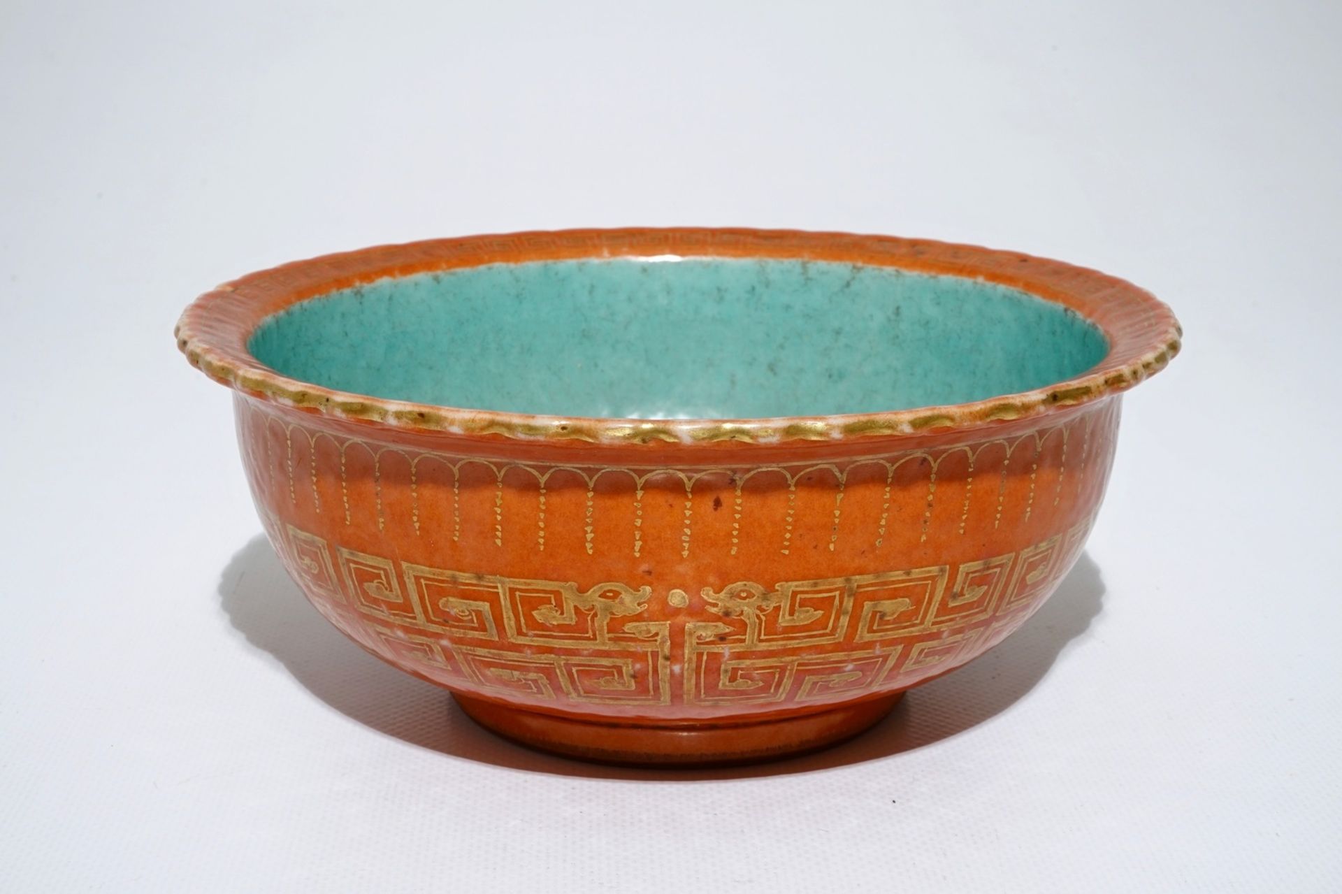 A Chinese coral-glazed and gilt bowl, Daoguang mark, 19th C. - Image 7 of 7