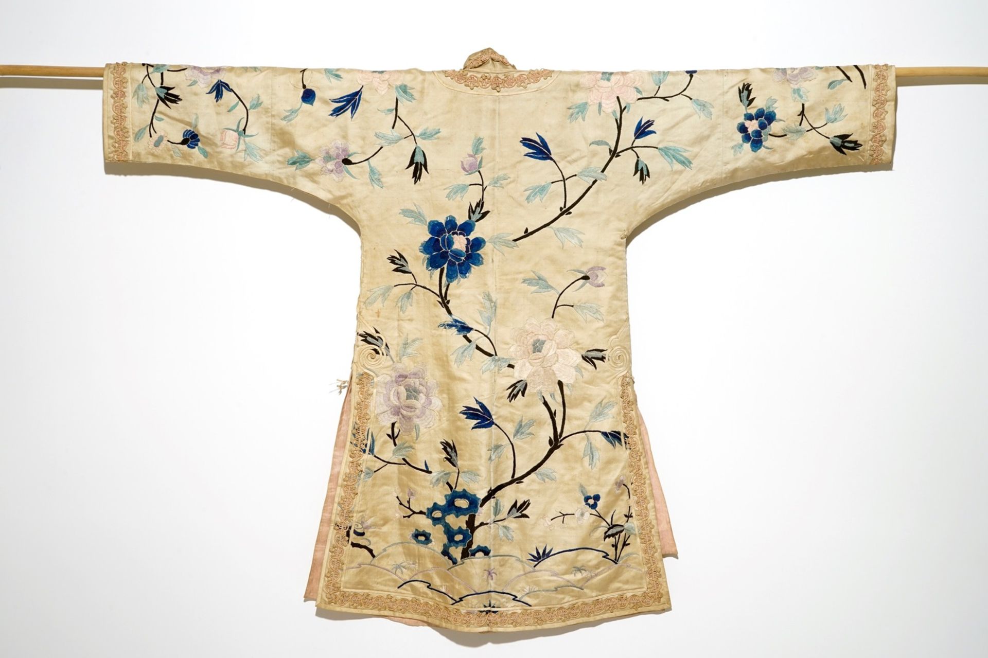A Chinese embroidered silk woman's robe, late Qing or early Republic - Image 2 of 7