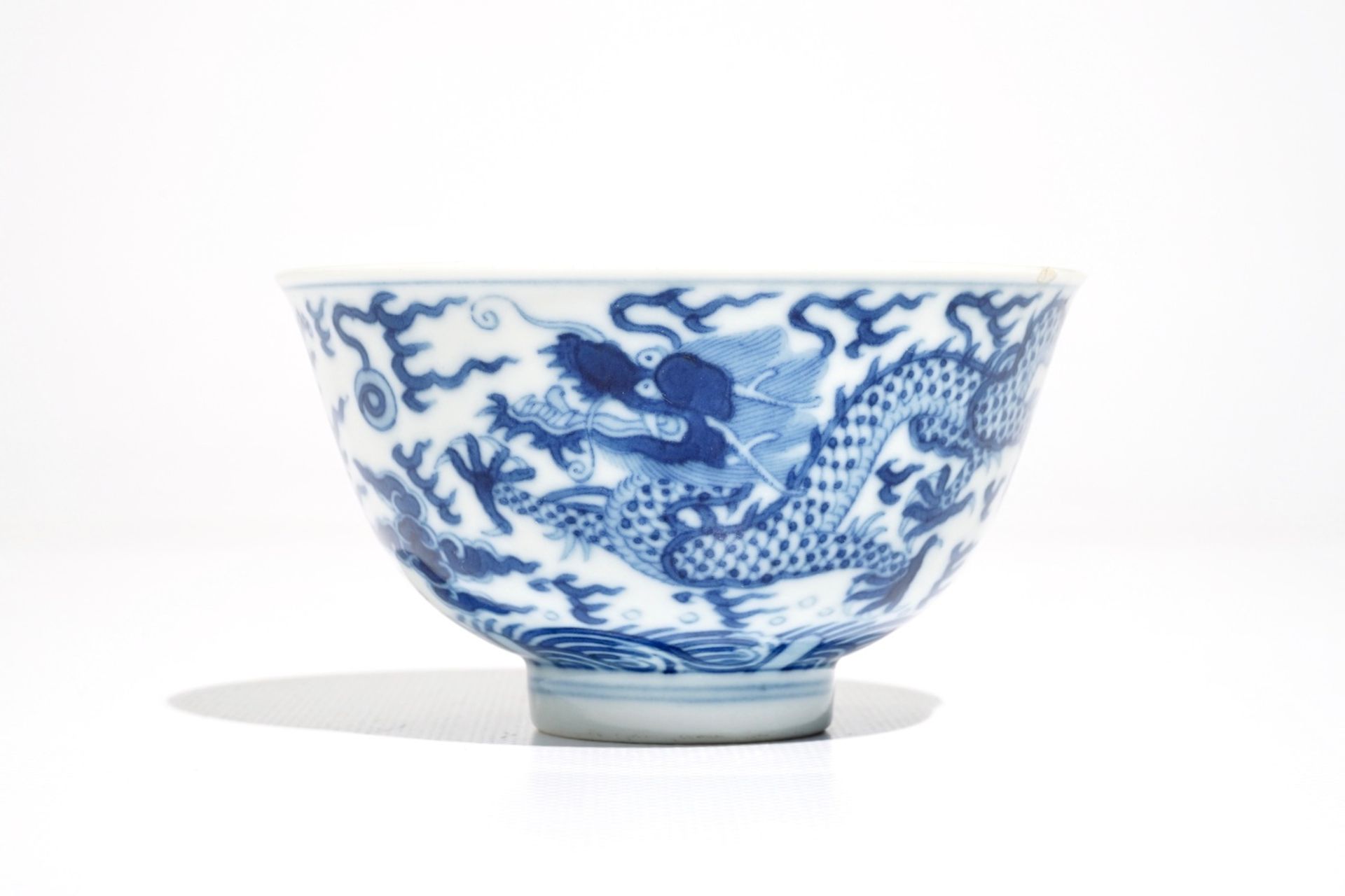 A Chinese blue and white dragon bowl, Daoguang mark, 19/20th C. - Image 3 of 6