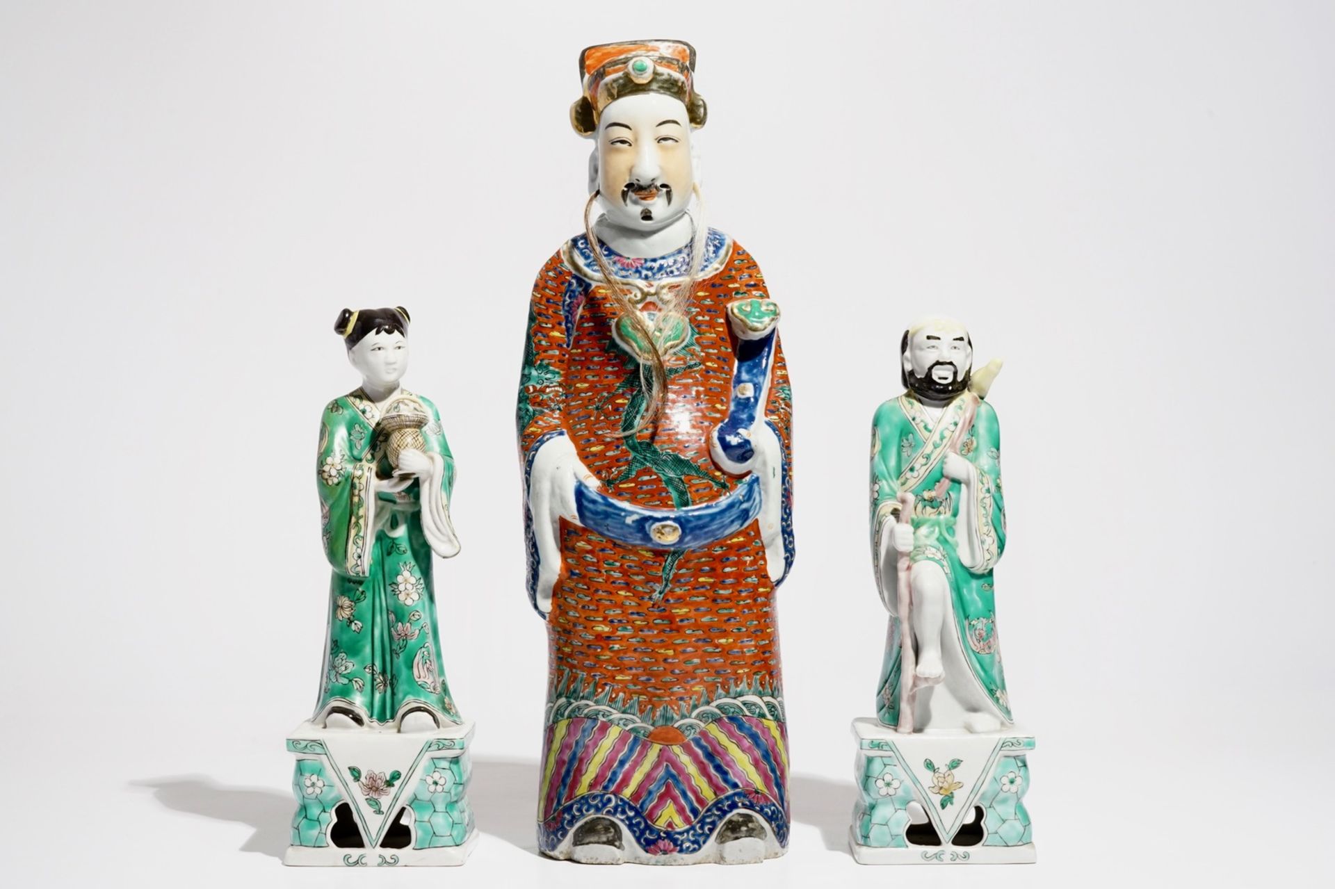 A Chinese famille rose figure of an immortal and a pair of famille verte figures, 19/20th C. - Image 2 of 7