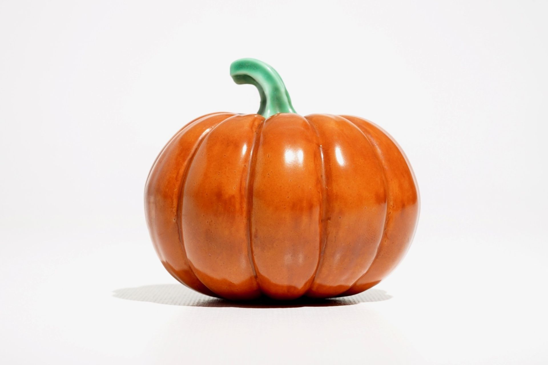 A Chinese coral-glazed model of a pumpkin, 19/20th C. - Image 2 of 7