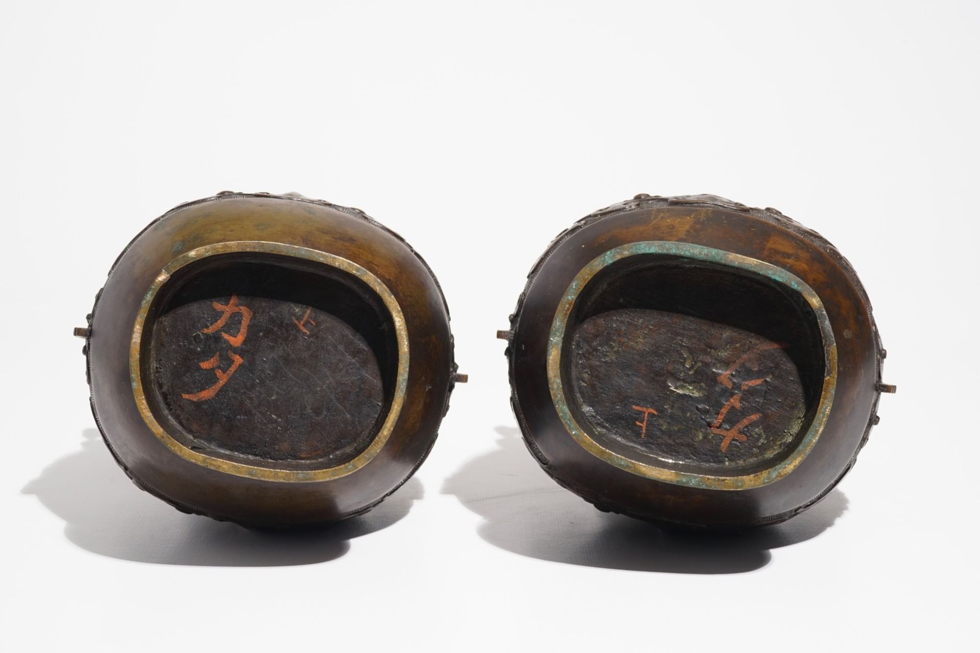 A pair of Chinese bronze hu vases in archaic style, 19th C. - Image 5 of 6
