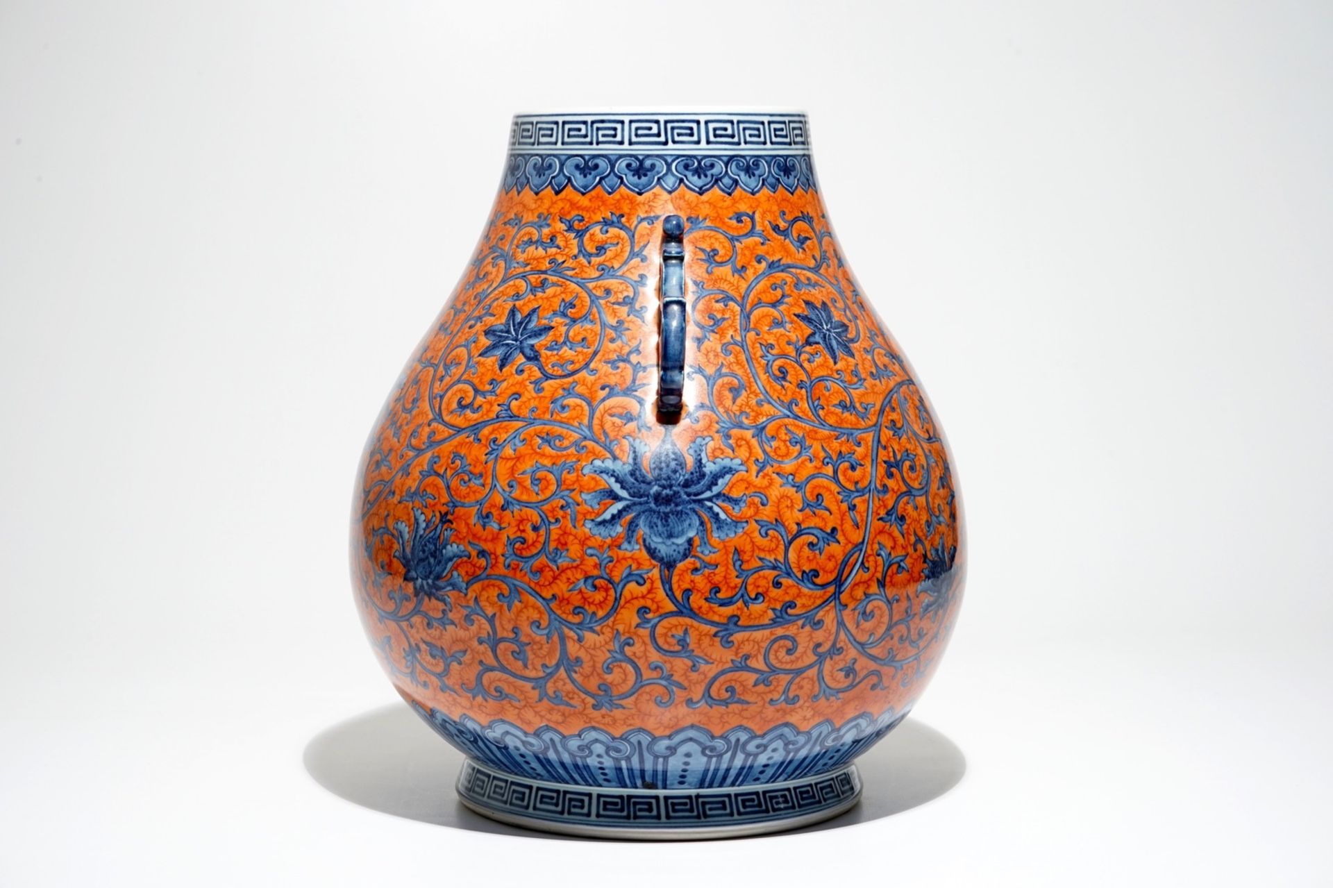 A Chinese coral-ground peony scroll hu vase, Yongzheng mark, 20th C. - Image 5 of 7