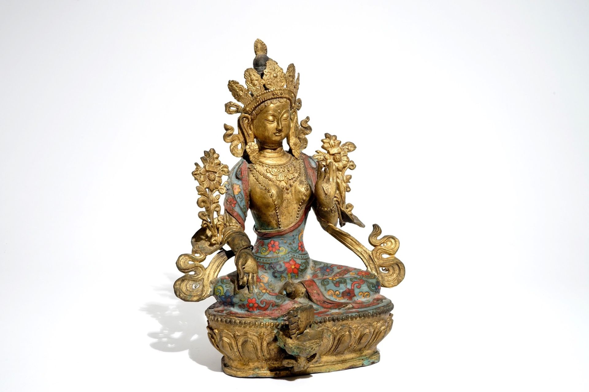 A large Chinese gilt bronze and cloisonné figure of Green Tara, 19th C. - Image 10 of 10