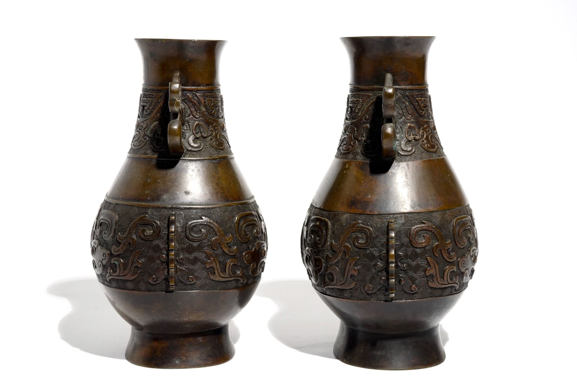 A pair of Chinese bronze hu vases in archaic style, 19th C. - Image 2 of 6