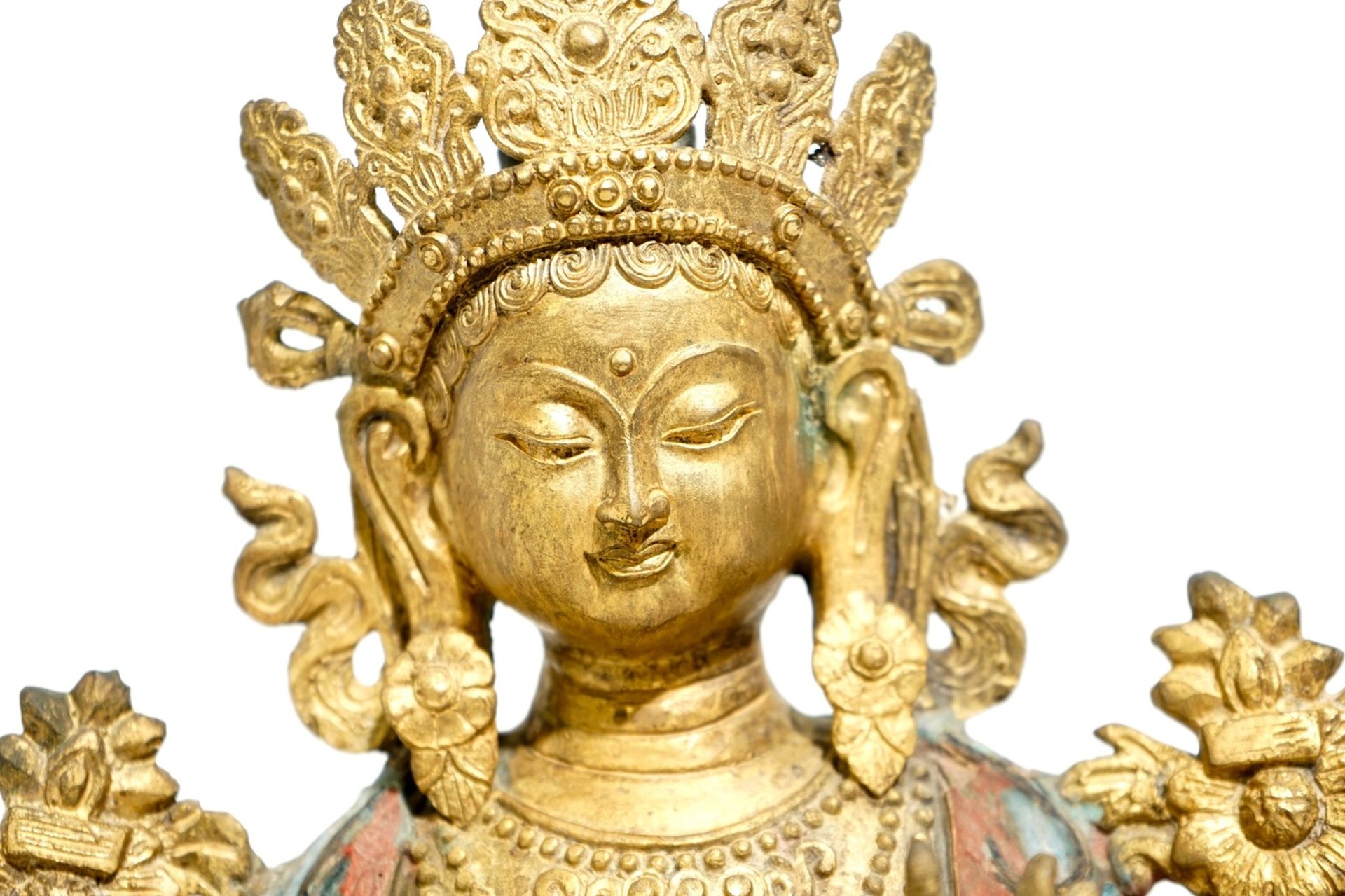 A large Chinese gilt bronze and cloisonné figure of Green Tara, 19th C. - Image 8 of 10