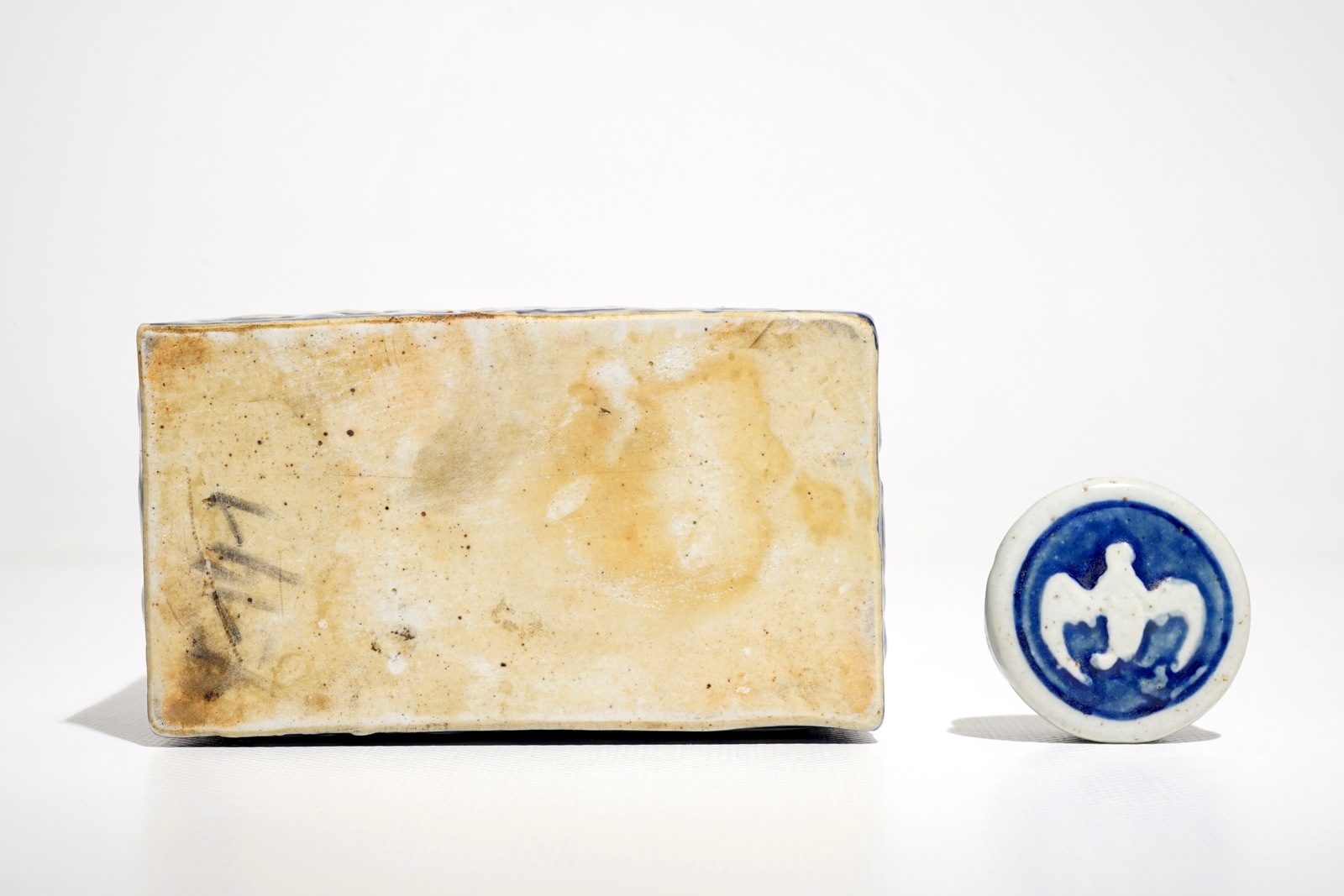 A Chinese blue and white tea caddy and cover with applied design, 19th C. - Image 7 of 7