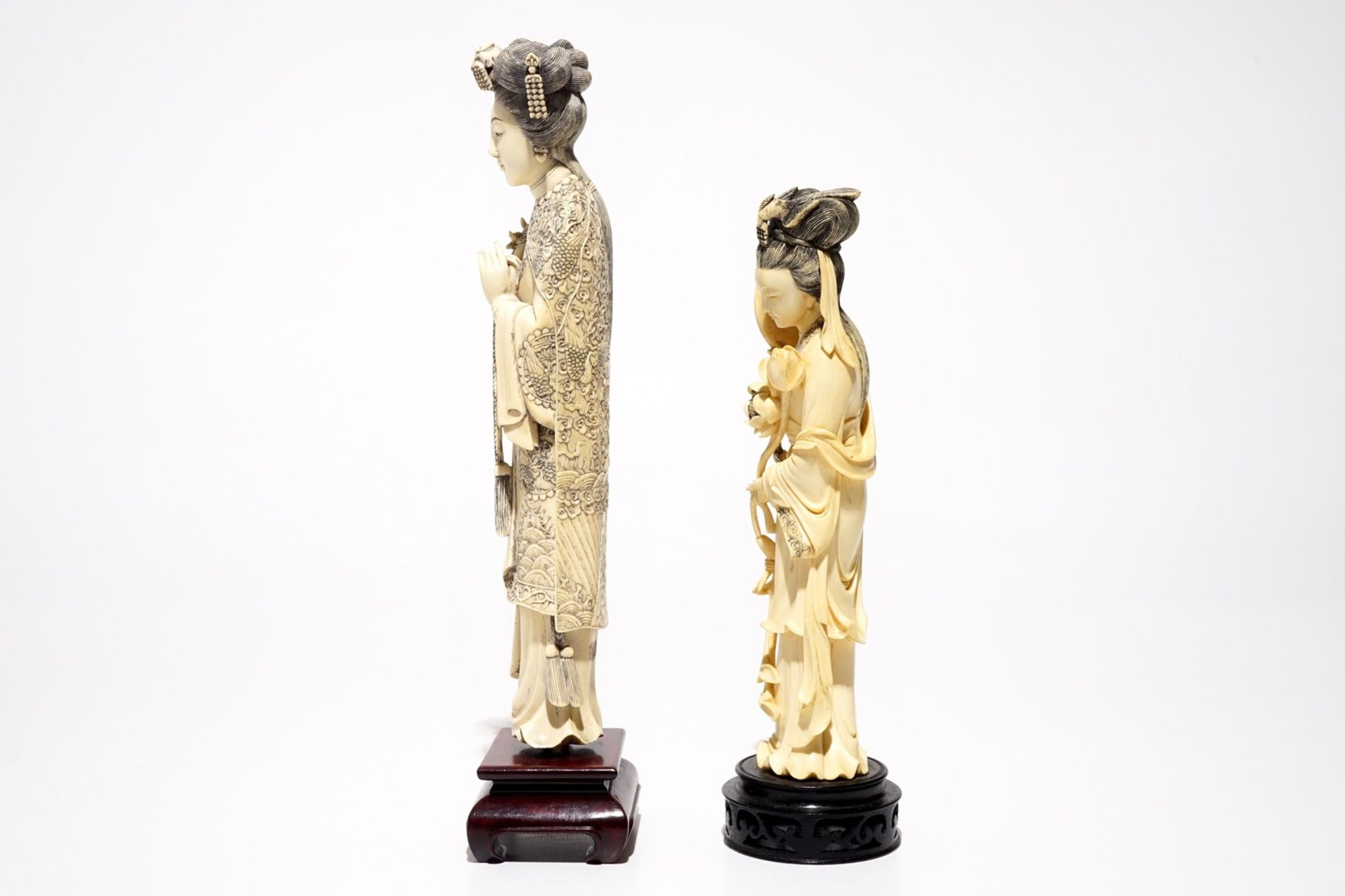 Two Chinese ivory figures of ladies on wooden bases, 19/20th C. - Image 5 of 7