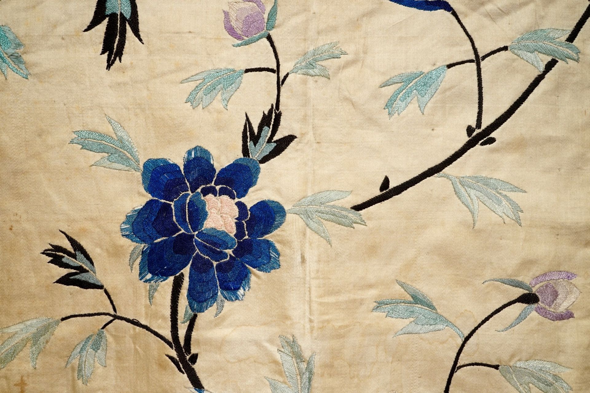 A Chinese embroidered silk woman's robe, late Qing or early Republic - Image 7 of 7