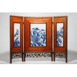 A Chinese three-piece blue and white porcelain and wood folding table screen, 19/20th C.