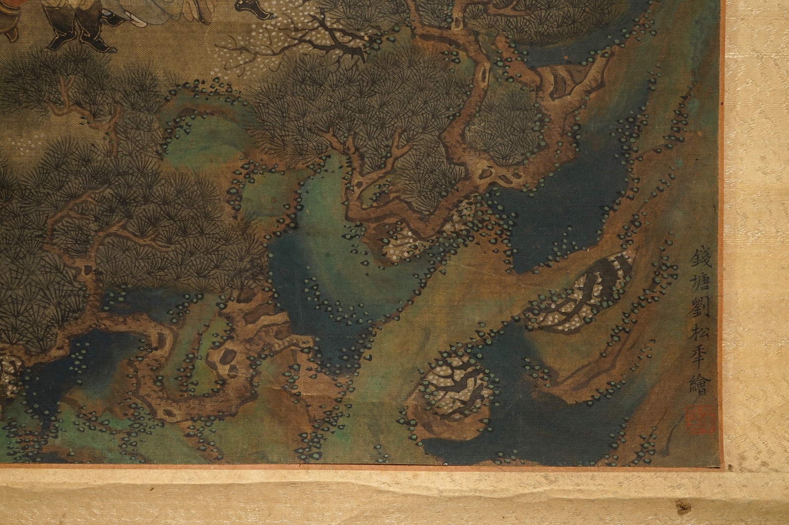 A Chinese silk scroll painting of a garden scene, signed, 18/19th C. - Image 5 of 6