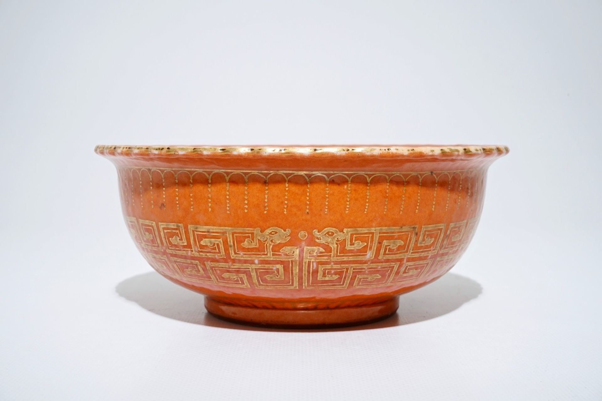 A Chinese coral-glazed and gilt bowl, Daoguang mark, 19th C. - Image 2 of 7