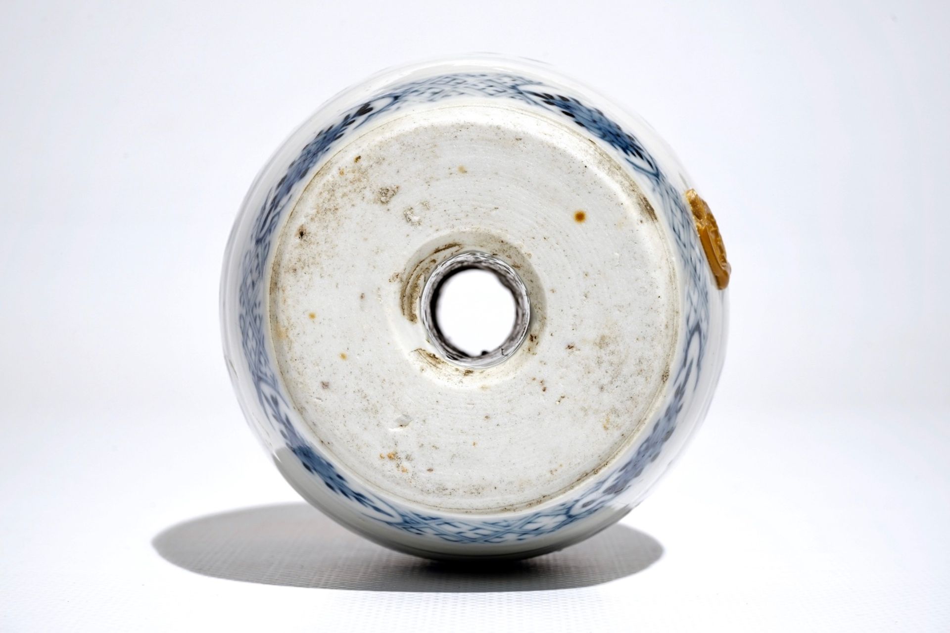 A Chinese blue and white barrel-shaped incense holder with "Shou" design, 19/20th C. - Image 6 of 7