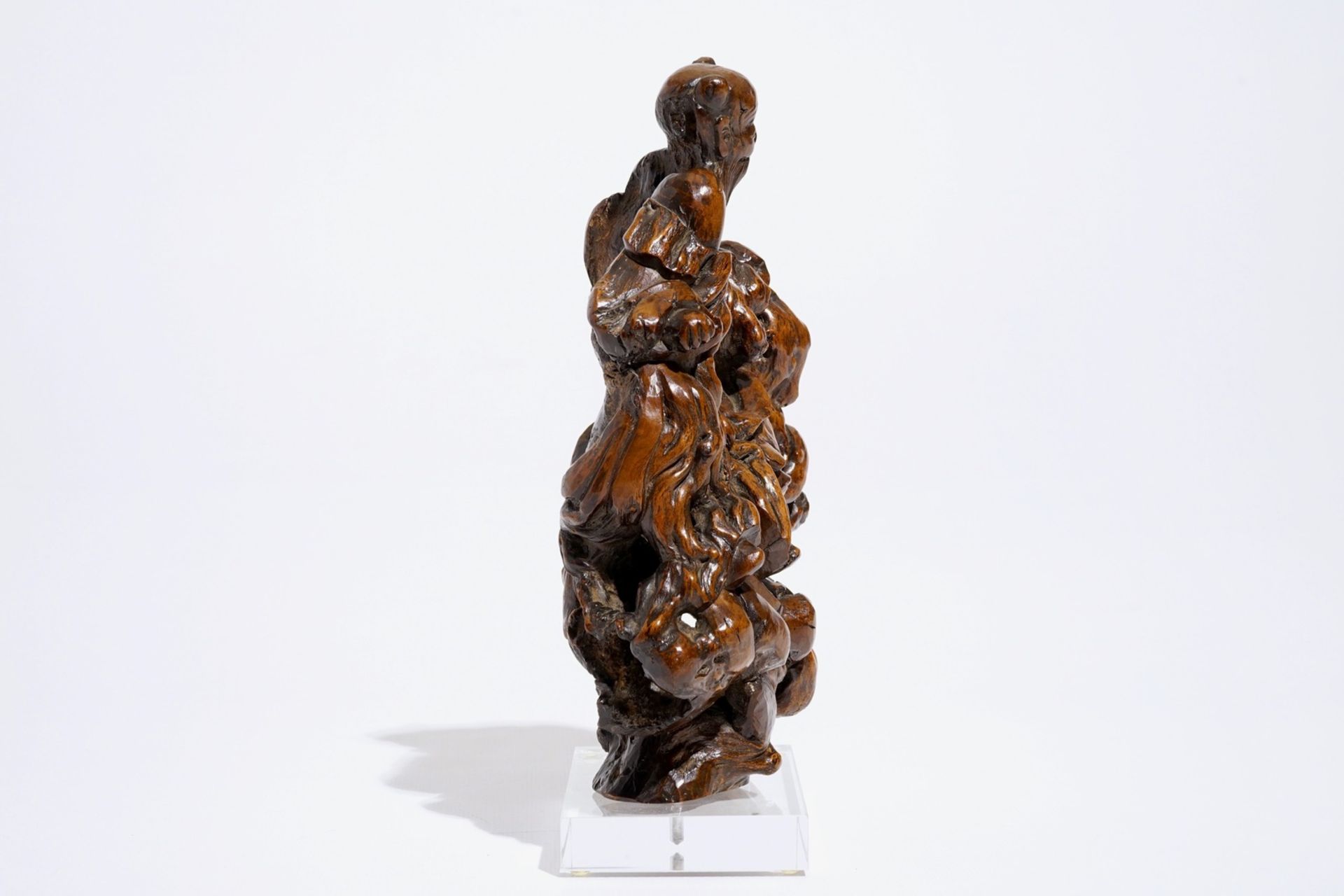 A Chinese carved root wood immortal group, 17/18th C. - Image 4 of 6