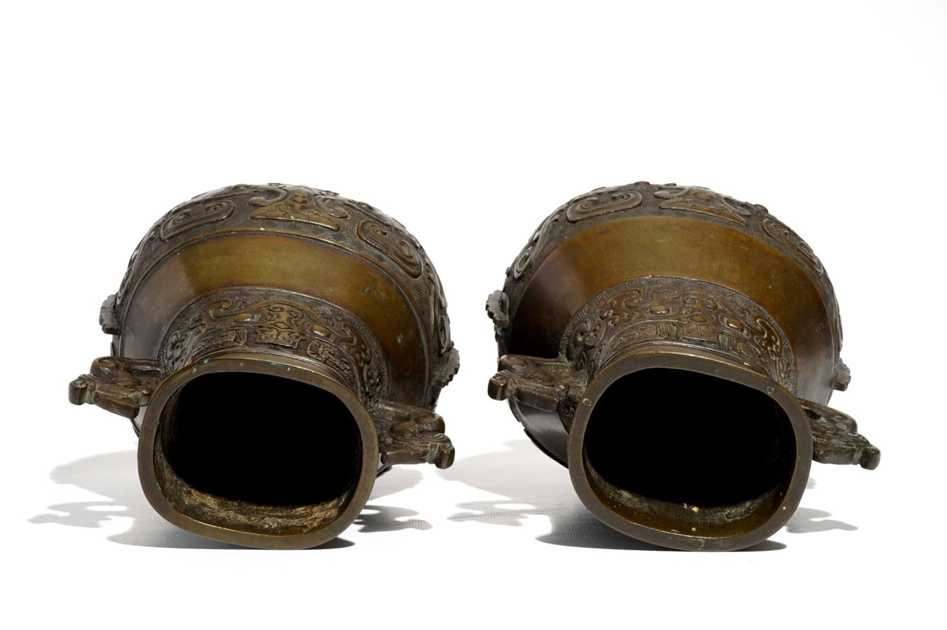 A pair of Chinese bronze hu vases in archaic style, 19th C. - Image 6 of 6