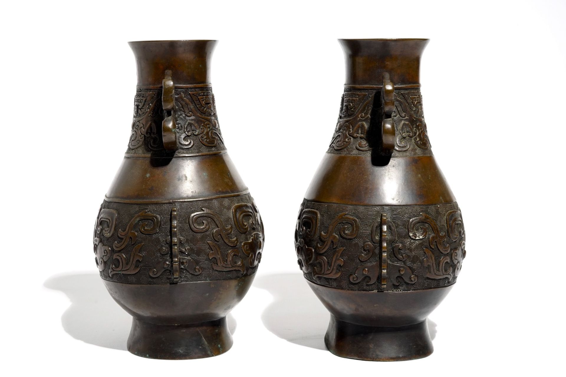 A pair of Chinese bronze hu vases in archaic style, 19th C. - Image 4 of 6