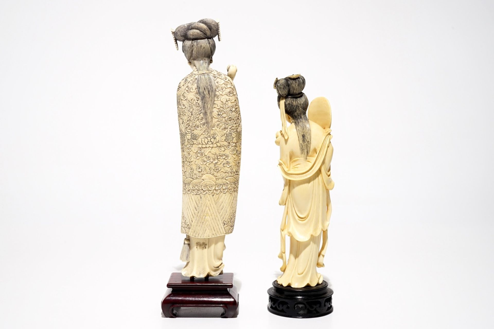 Two Chinese ivory figures of ladies on wooden bases, 19/20th C. - Image 4 of 7