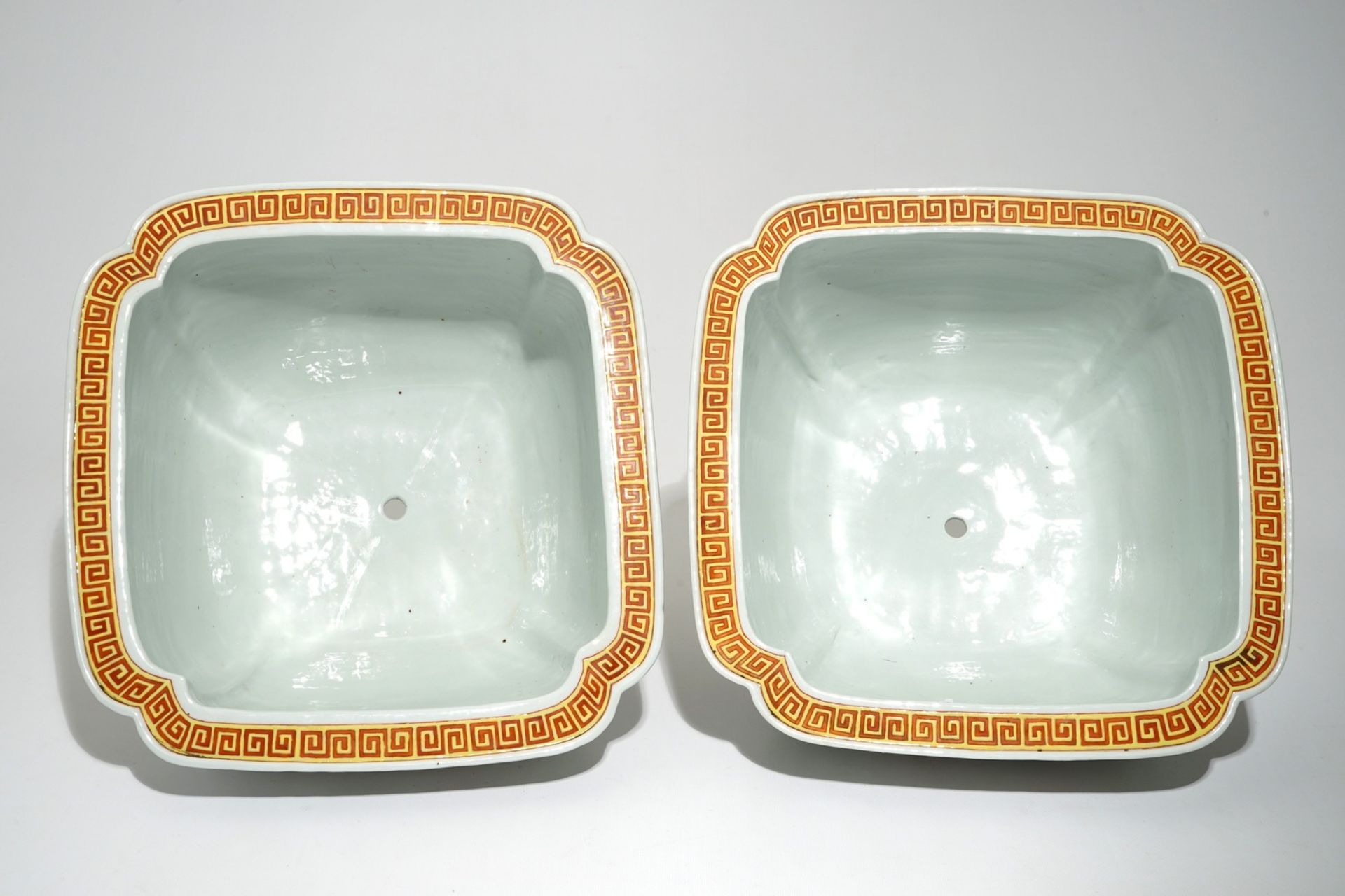 A pair of large Chinese famille rose jardinieres, 20th C. - Image 5 of 6