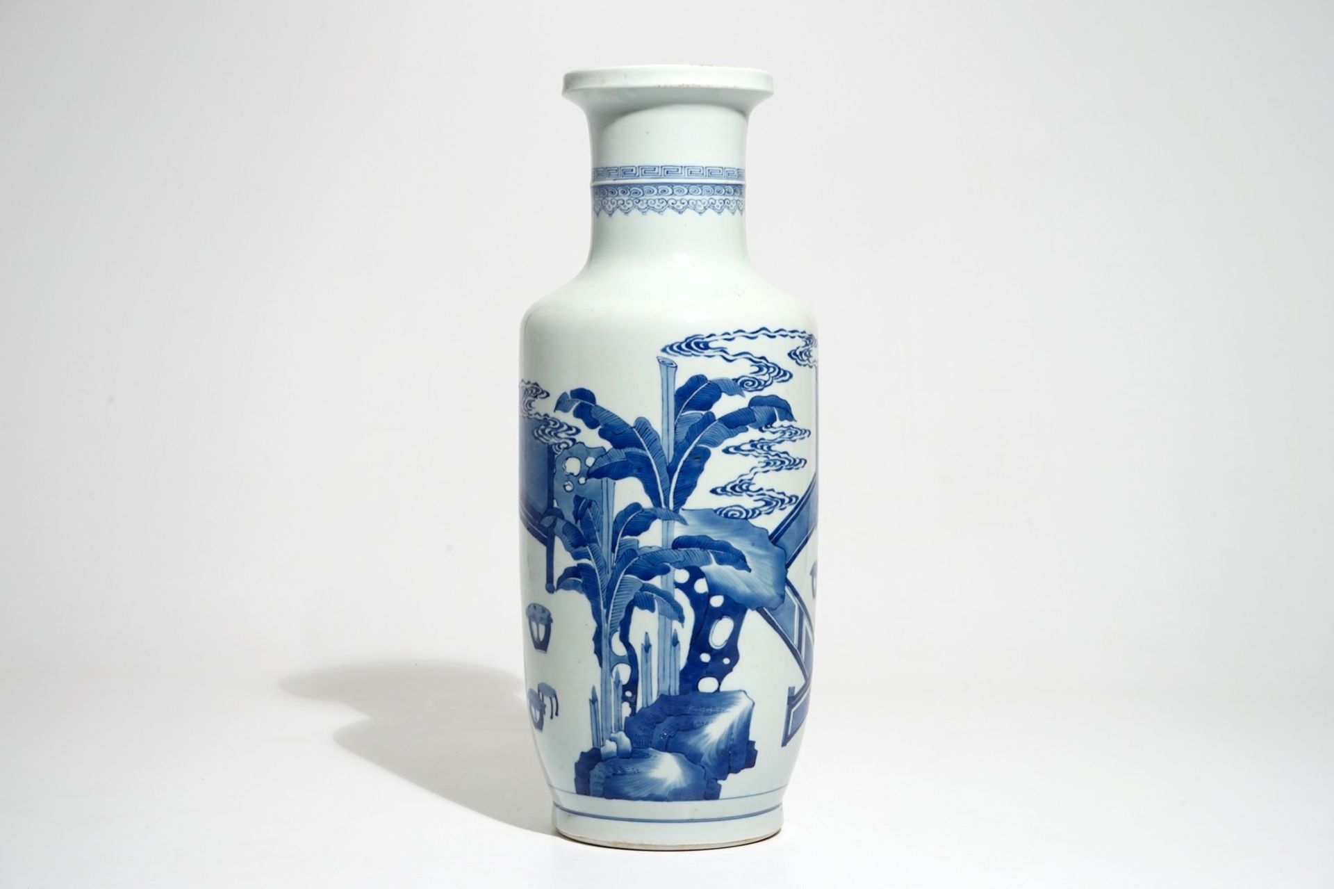 A Chinese blue and white rouleau vase with a court scene, 19/20th C. - Image 3 of 6