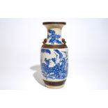 A Chinese Nanking blue and white on crackle-ground vase with deers, 19th C.